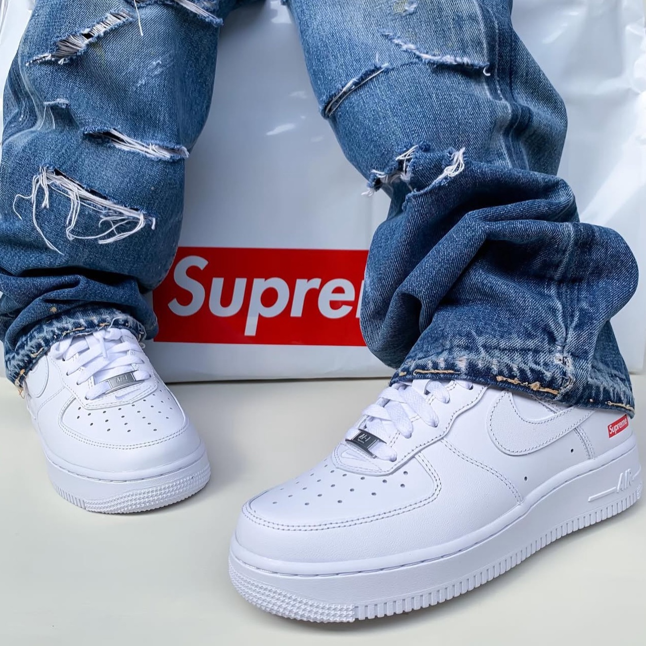 Nike x Supreme Air Force 1 Low White 착용 스타일 - 8