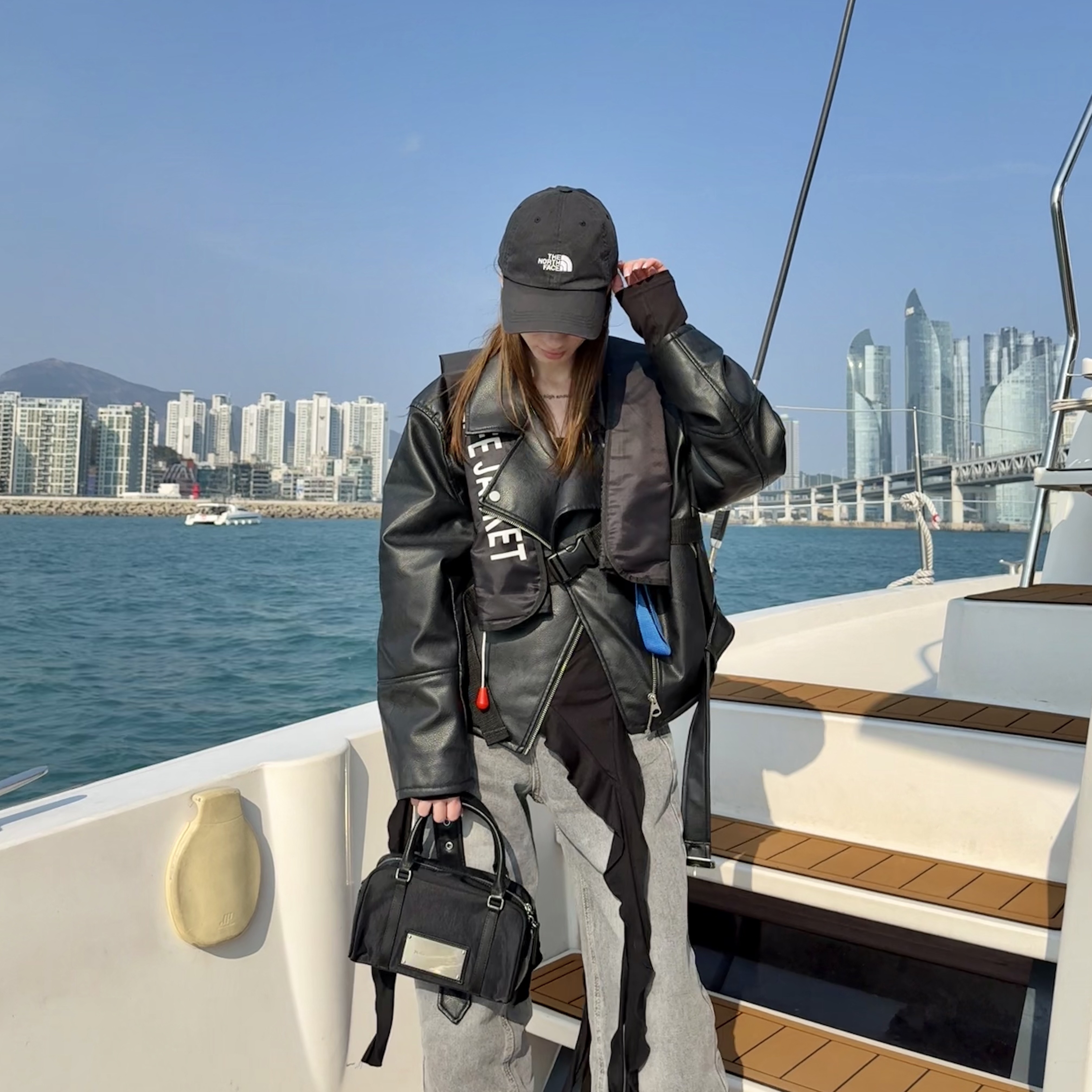Matin Kim Baby Sporty Tote Bag Black 착용 스타일