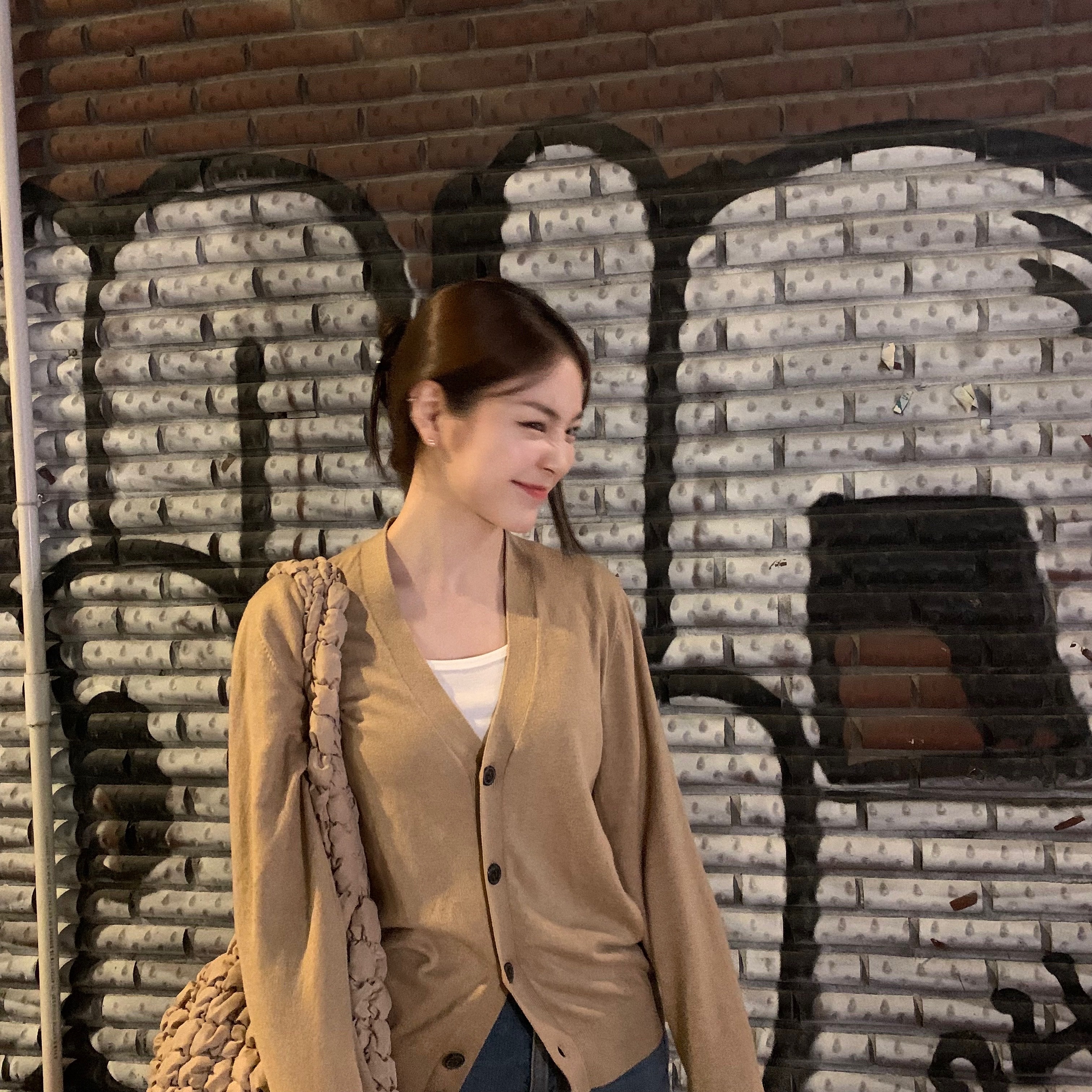 COS Quilted Oversized Shoulder Bag Beige 착용 스타일