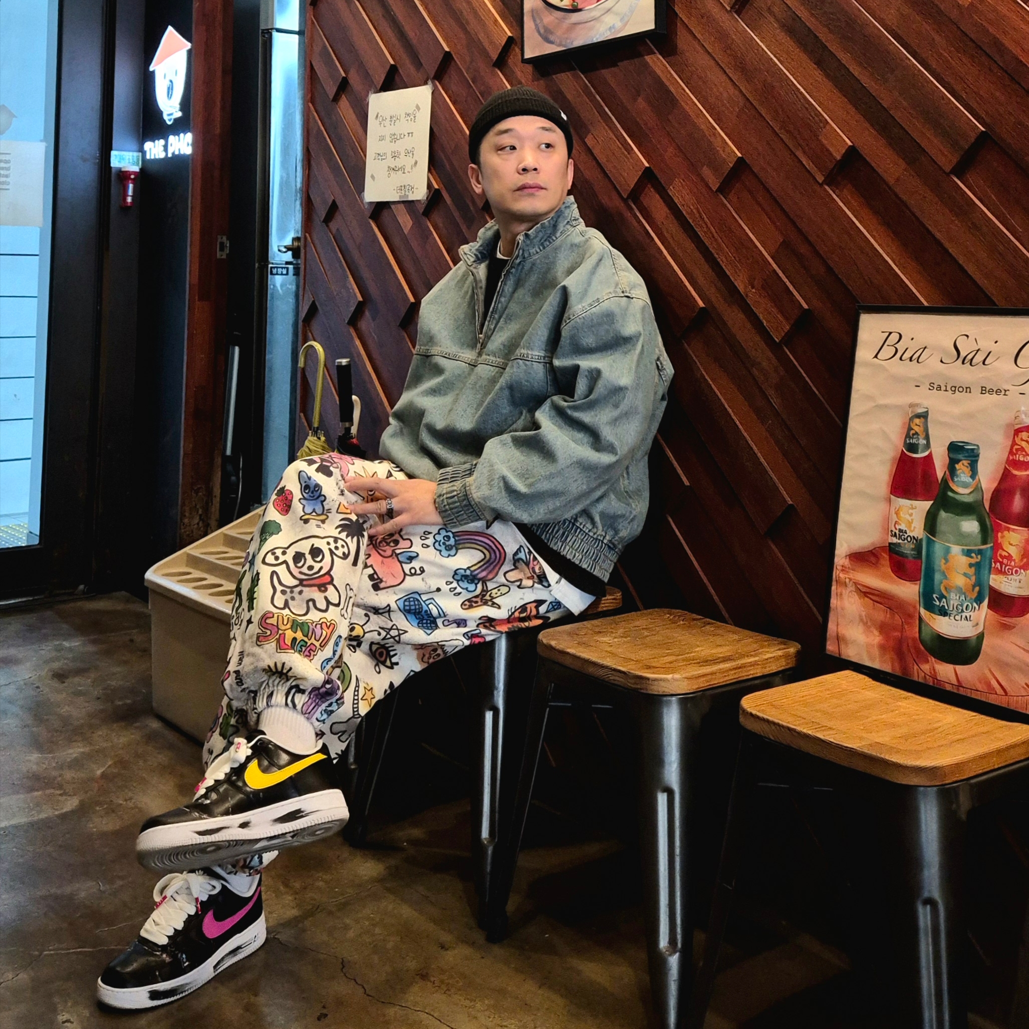 나이키 x 피스마이너스원 에어포스 1 로우 파라노이즈 3.0 블랙 앤 멀티컬러 착용 스타일 - 3
