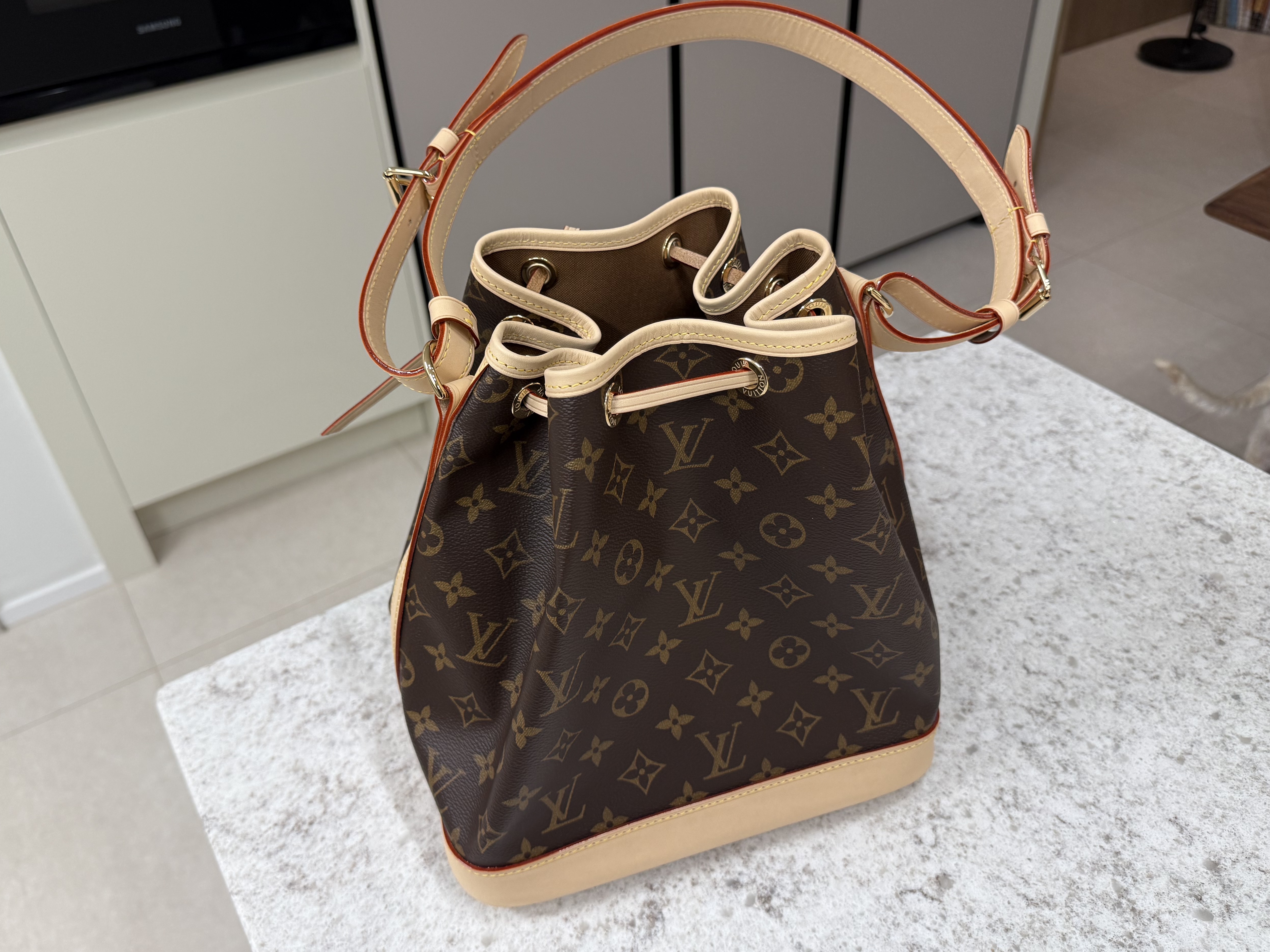 Louis Vuitton Petit Noe Monogram, FARVEN Comte Rib Hem Leather Jumper Black 착용 스타일 - 2