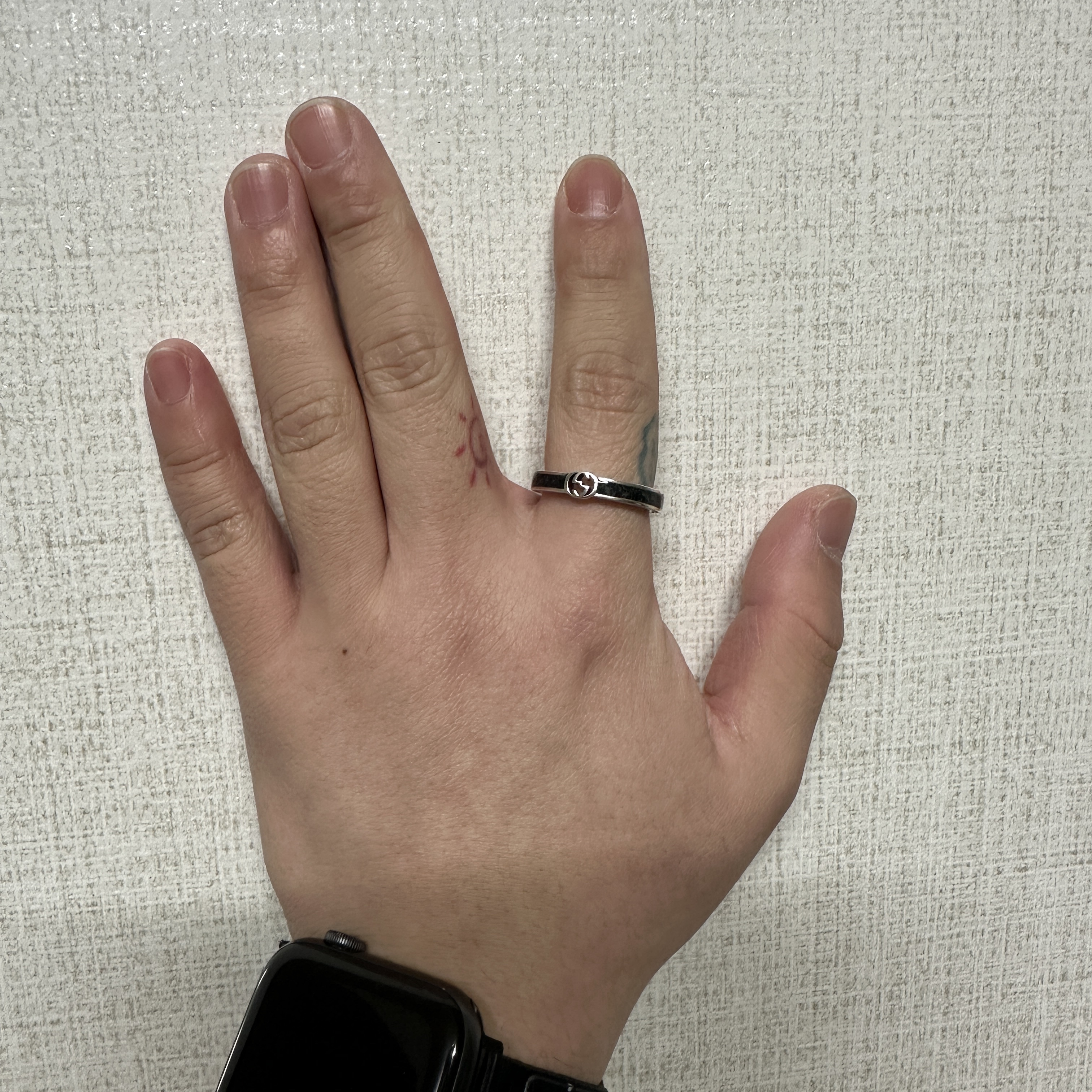 Gucci Interlocking G Ring Black Silver 착용 스타일 - 2