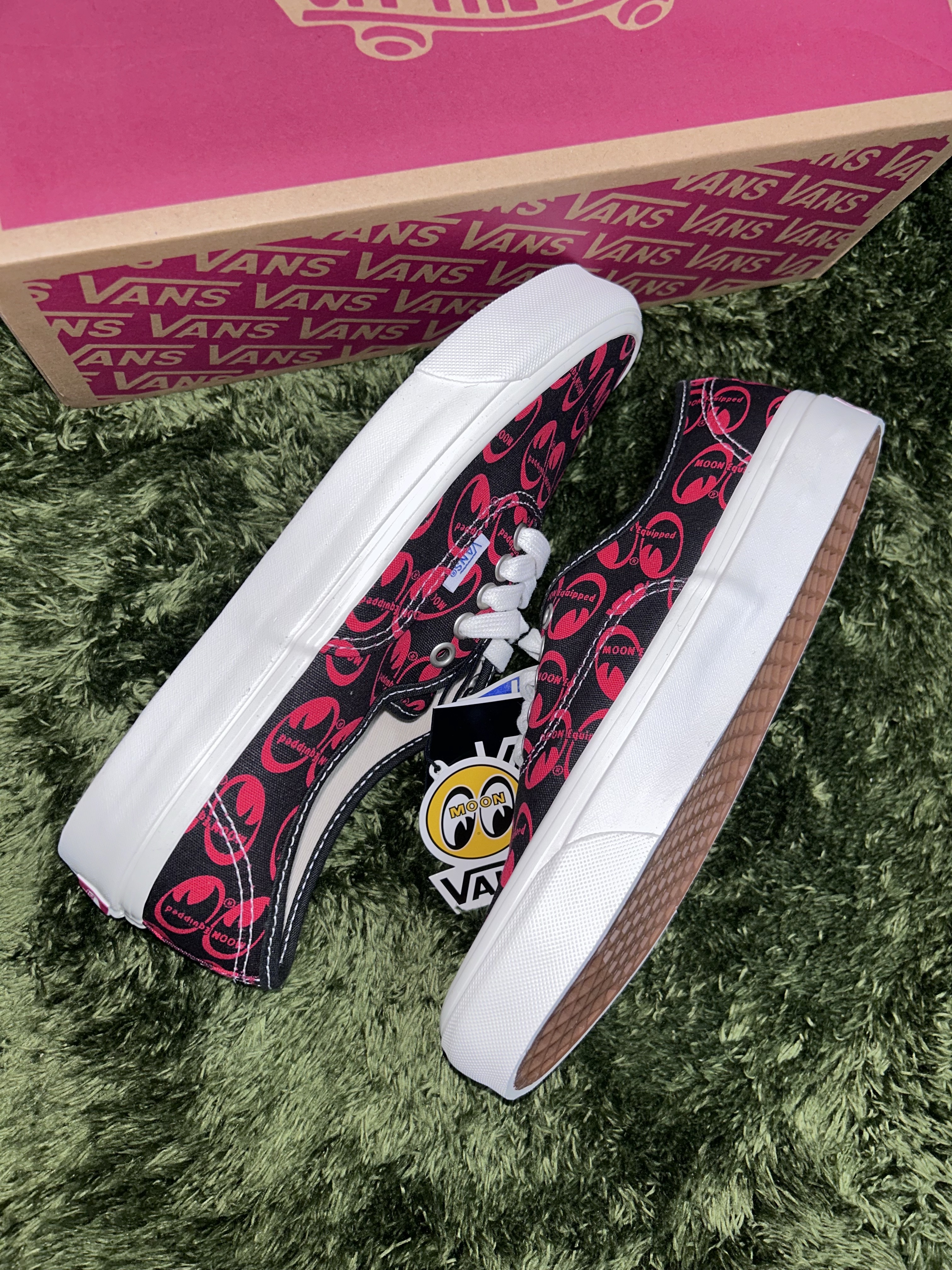 Vans x Mooneyes Authentic 44 DX Anaheim Factory Red 착용 스타일 - 4