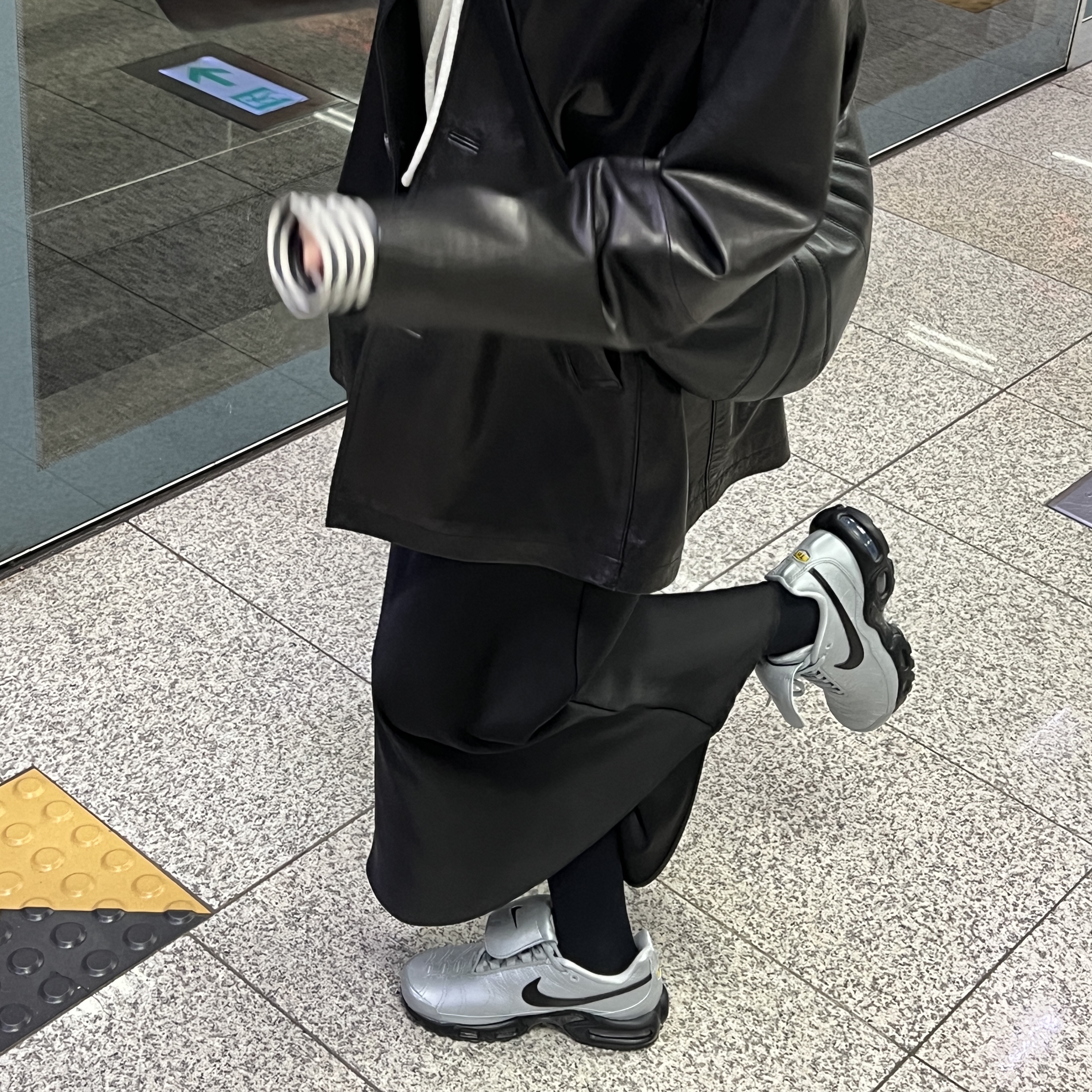 Nike Air Max Plus TNPO Wolf Grey and Black 착용 스타일