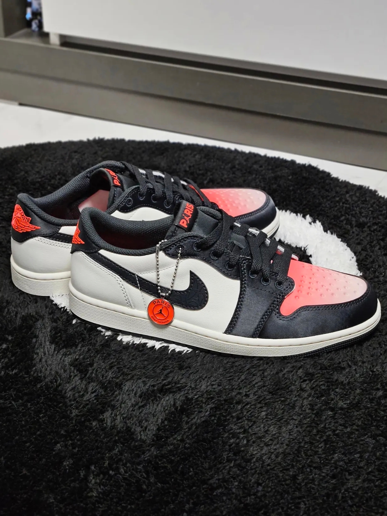 Jordan 1 x Paris Saint-Germain Retro Low OG Sail and Off Noir 착용 스타일 - 10