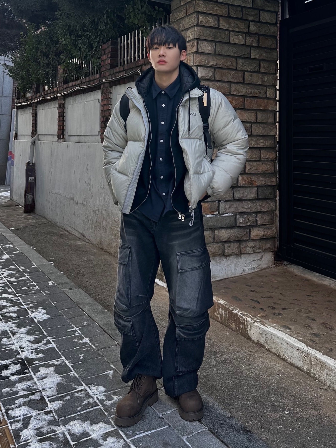 BLR Curved Quad Cargo Washing Denim Pants Black 착용 스타일 - 2