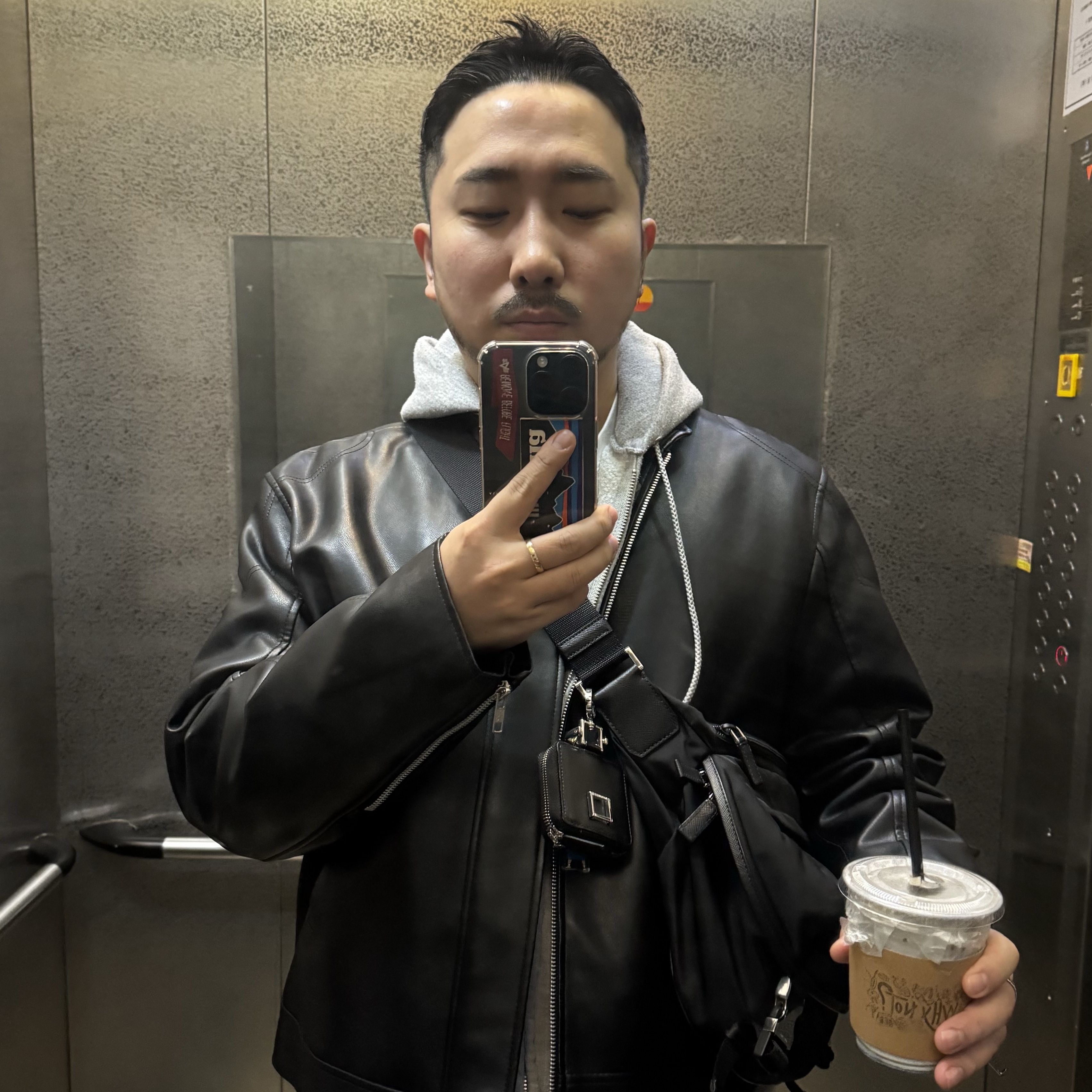 나이키 x 피스마이너스원 퀀도1 블랙 앤 화이트, 프라다 리나일론 앤 사피아노 레더 숄더백 블랙 착용 스타일 - 2