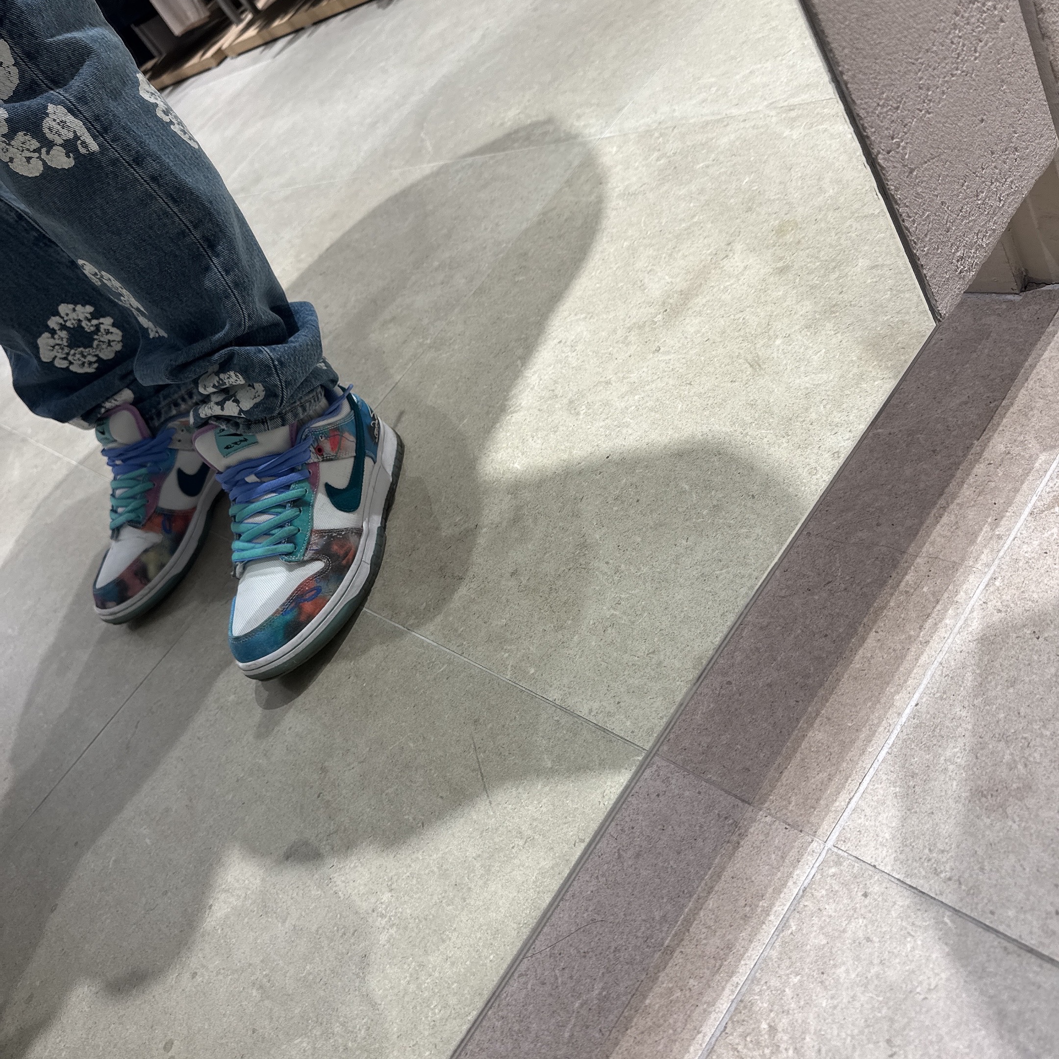 Supreme Box Logo T-Shirt White - 23FW, Nike x Futura Laboratories SB Dunk Low OG QS White and Geode Teal 착용 스타일 - 2