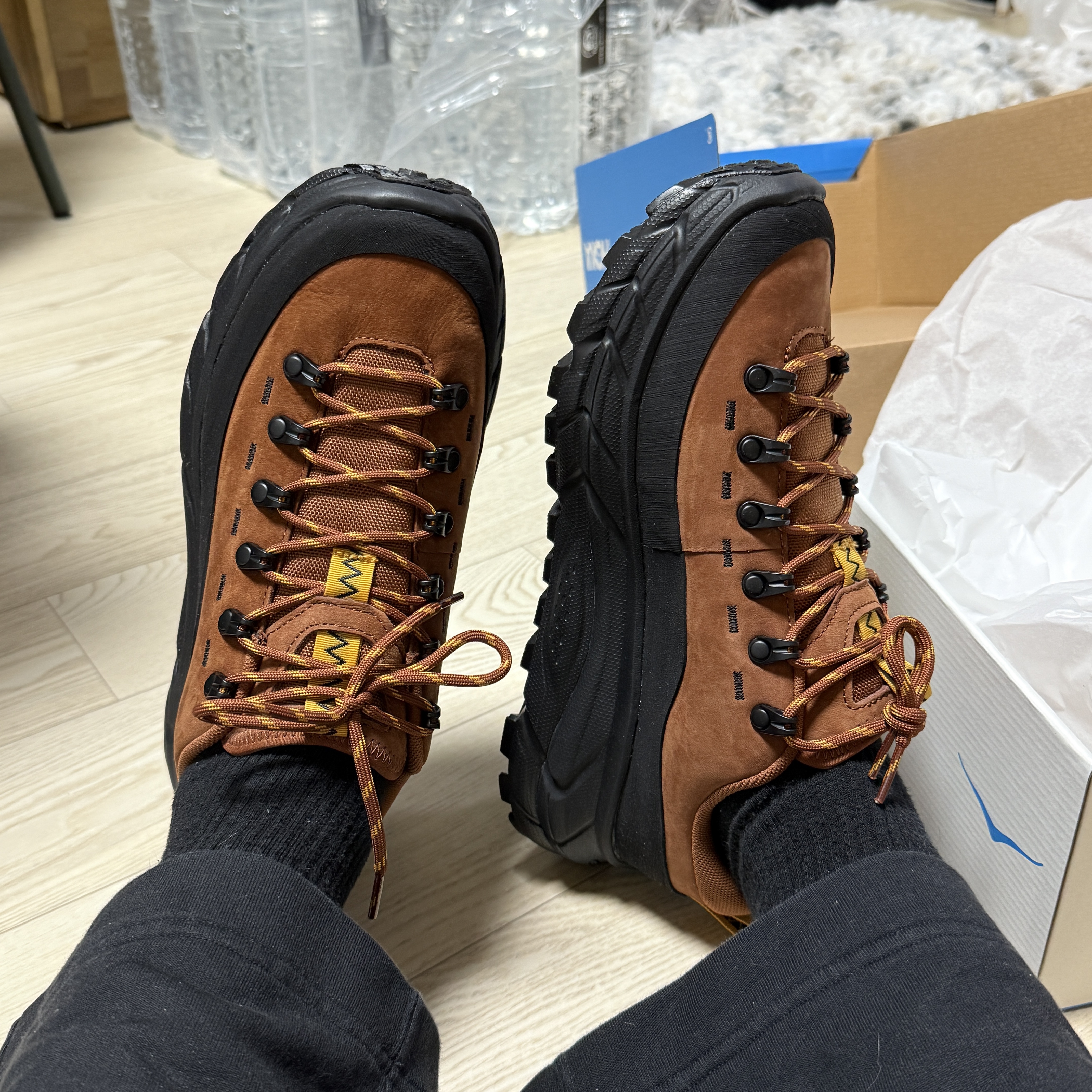 Hoka Tor Summit Hazelnut Black 착용 스타일 - 2