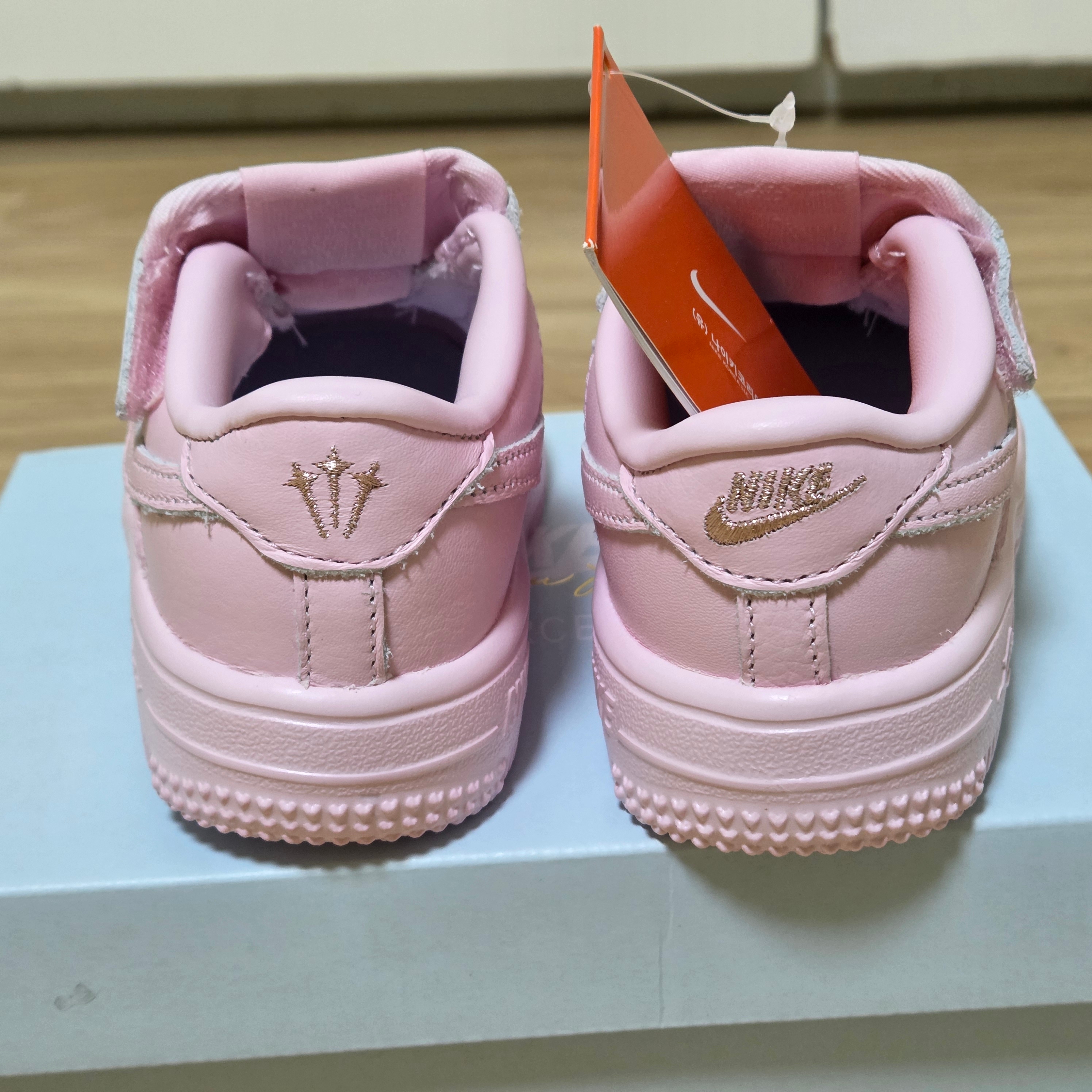 (TD) Nike x Drake Nocta Air Force 1 Low SP Certified Lover Boy Pink Foam 착용 스타일 - 2
