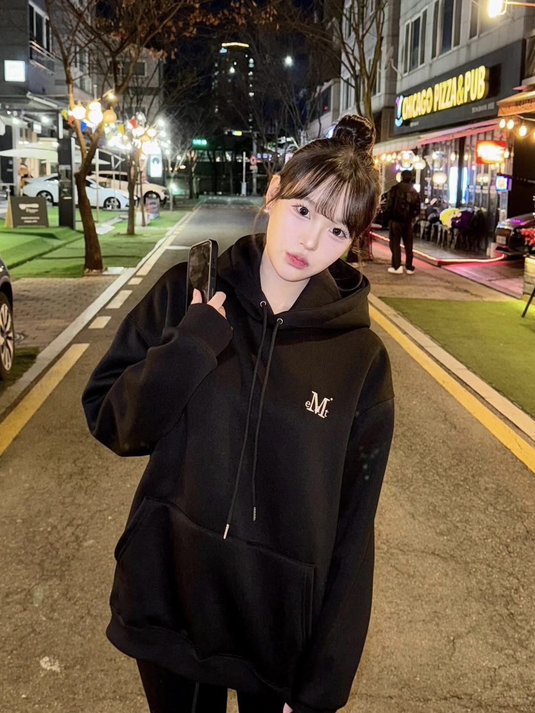 MUCENT Signature Basic Logo Hood T Black 착용 스타일 - 1