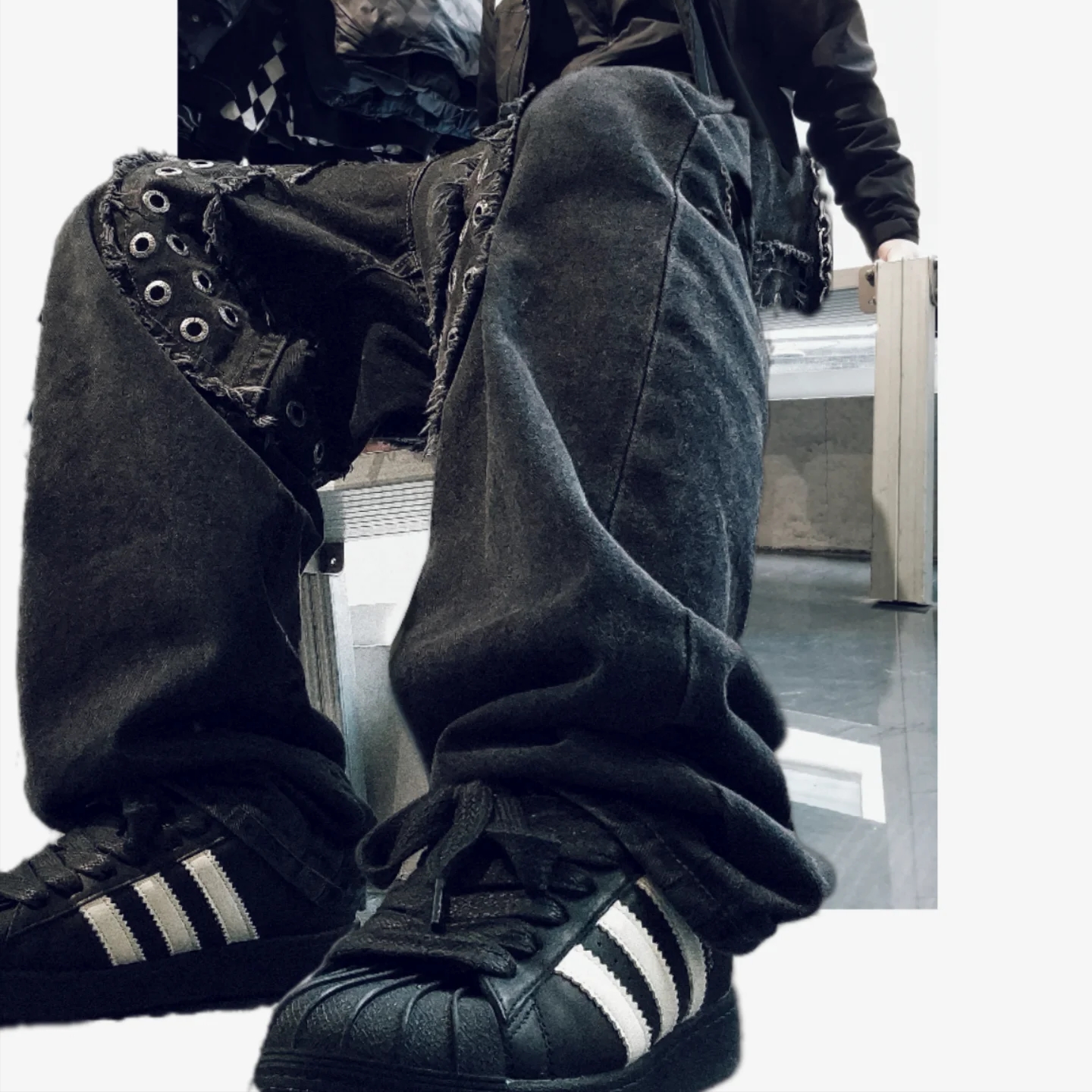 Adidas x Pharrell Williams Virginia Superstar 92 Core Black Sky Rush, True Religion x Icyto Danger Horse Shoe Denim Pants Black 착용 스타일 - 1