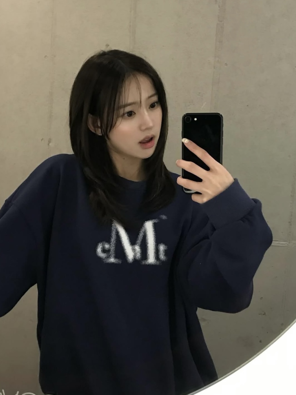 MUCENT Spray Logo Signature Mtm Navy 착용 스타일 - 1