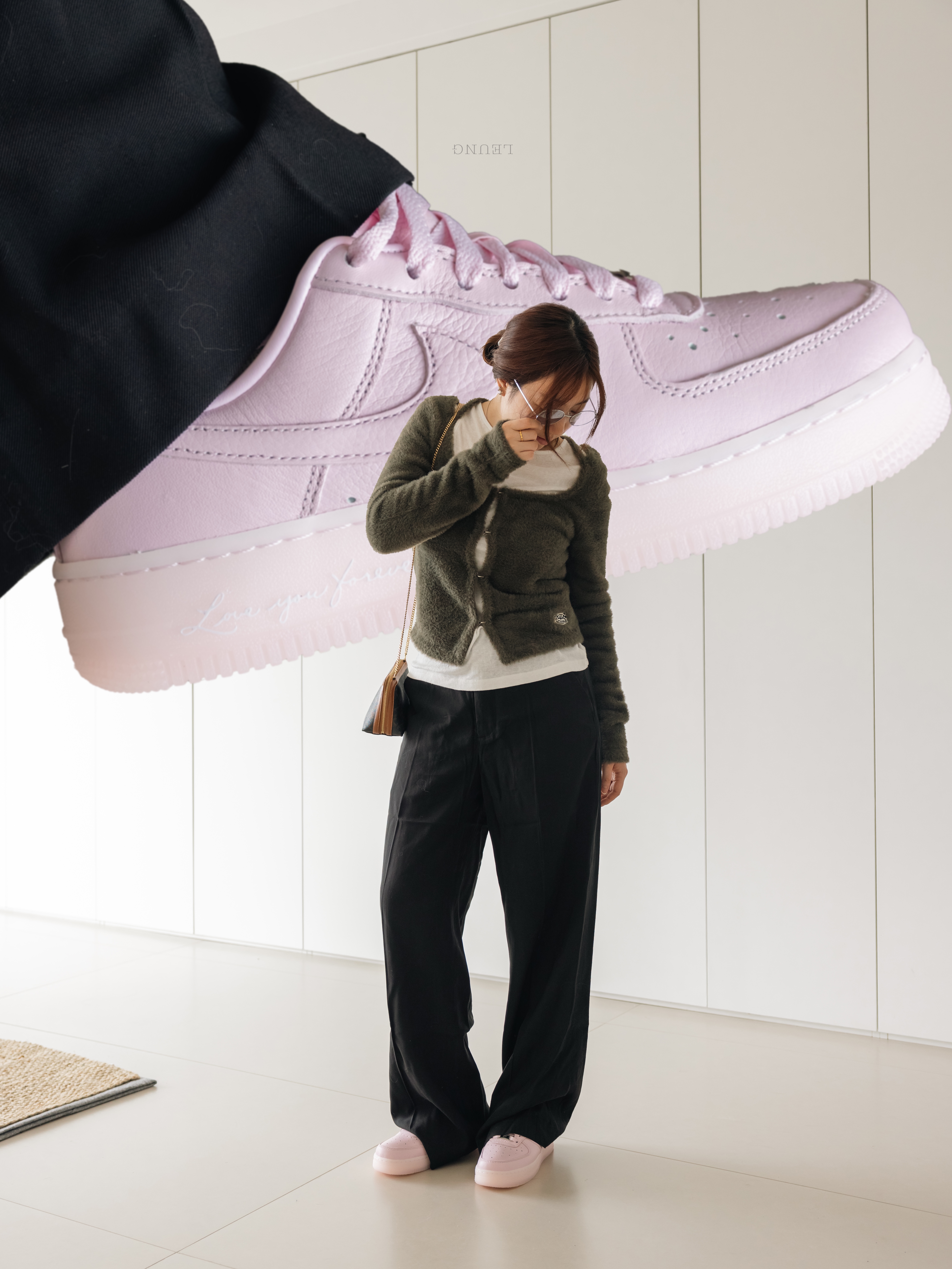 Nike x Drake Nocta Air Force 1 Low SP Certified Lover Boy Pink Foam 착용 스타일 - 1