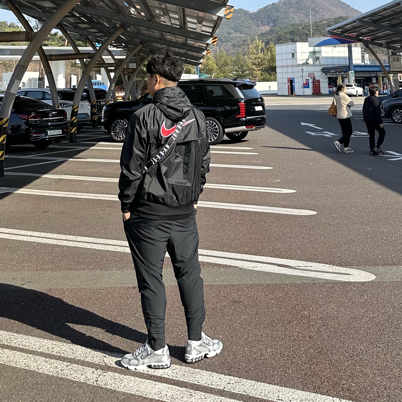 Nike Windrunner Woven Legend Jacket Black - Asia, Nike Air Zoom Spiridon Cage 2 Metallic Silver 착용 스타일