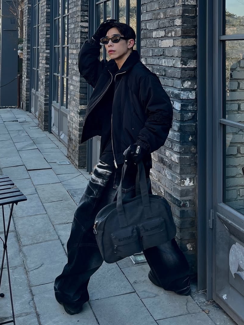 BLR Embossed Wave Washing Wide Denim Pants Black 착용 스타일