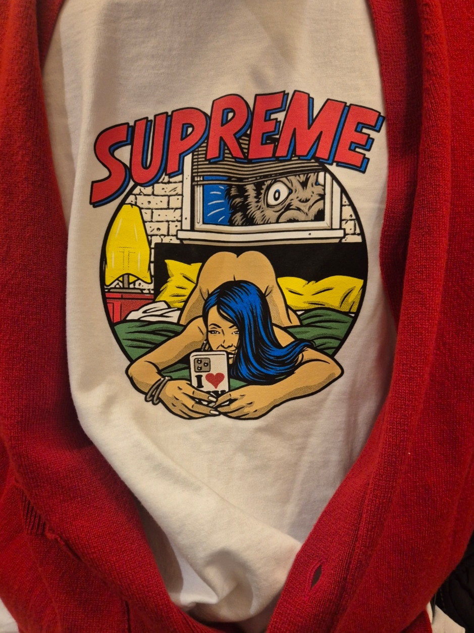Supreme Bedroom T-Shirt White - 25SS, Supreme Corduroy S Logo 6-Panel Bright Red - 24FW 착용 스타일 - 2