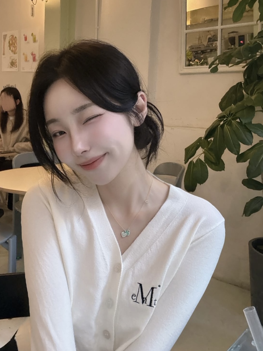 MUCENT Nia Soft V-neck Cardigan Cream Beige 착용 스타일 - 2