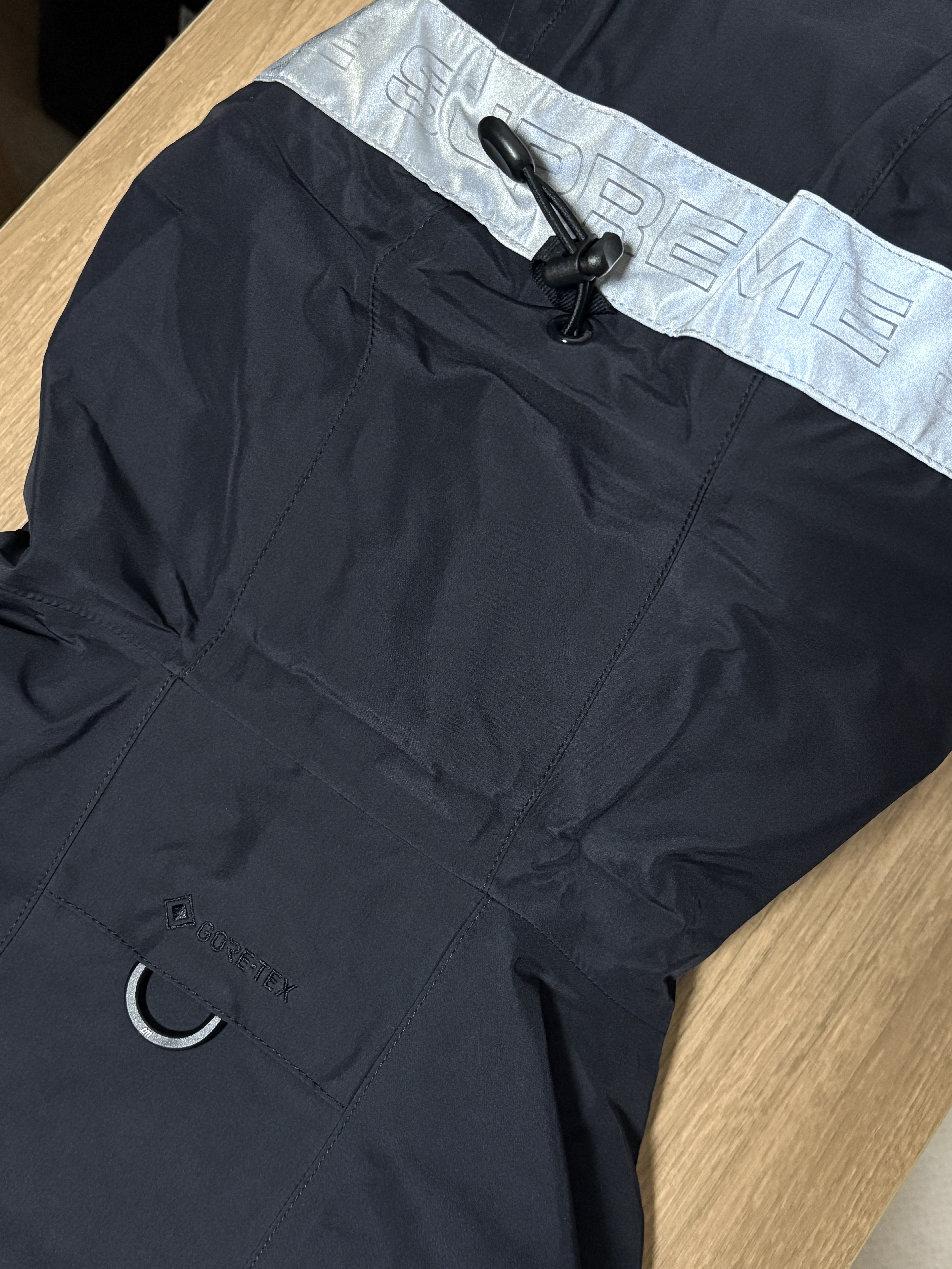 Supreme Gore-Tex Taped Seam Shell Jacket Black - 24FW, Supreme S Logo Loose Fit Jean Washed Blue - 24SS 착용 스타일 - 3