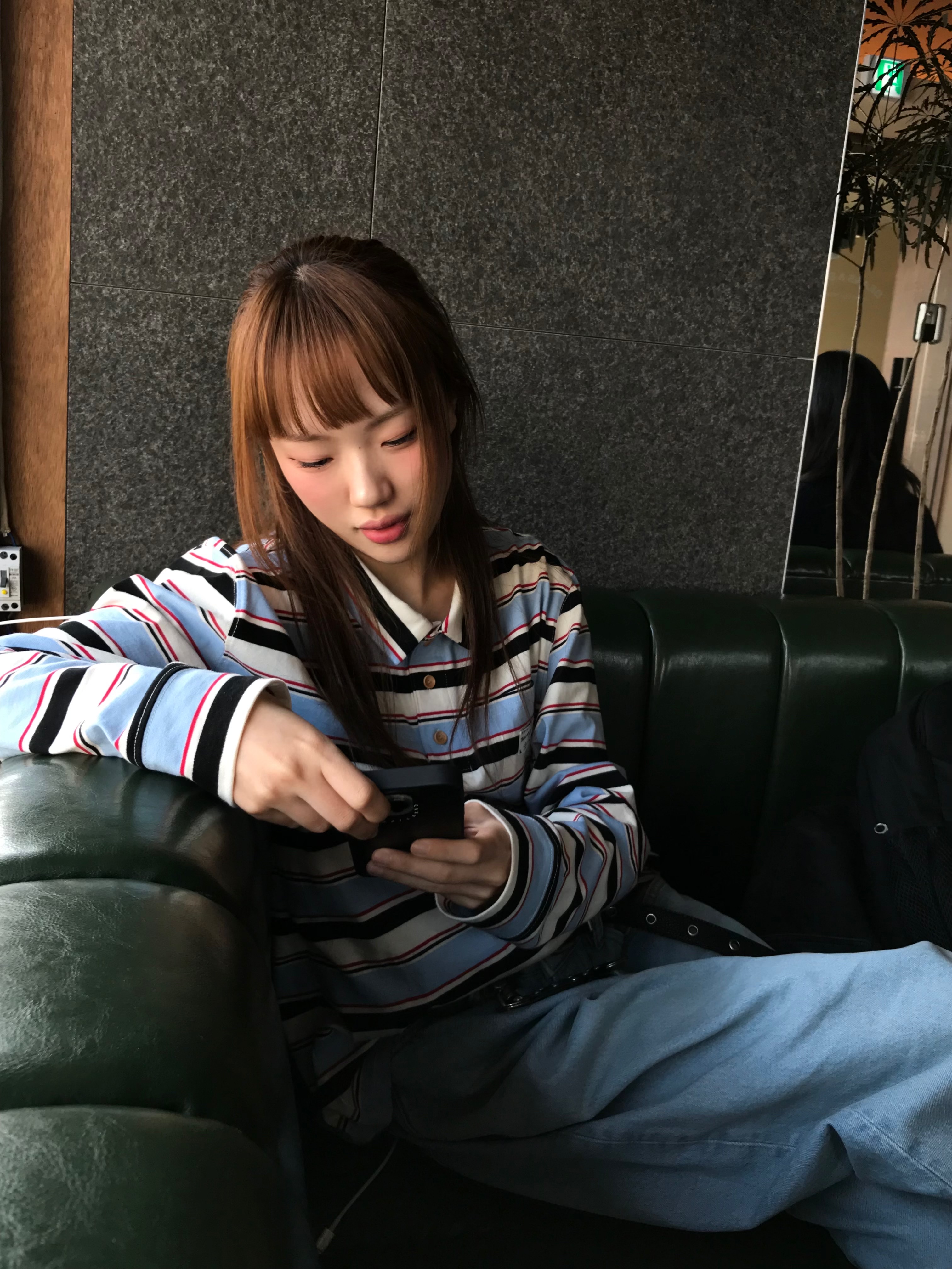 스투시 데님 빅 올 진 라이트 워시, 에이이에이이 스트라이프 피케 티셔츠 스카이블루 착용 스타일 - 2