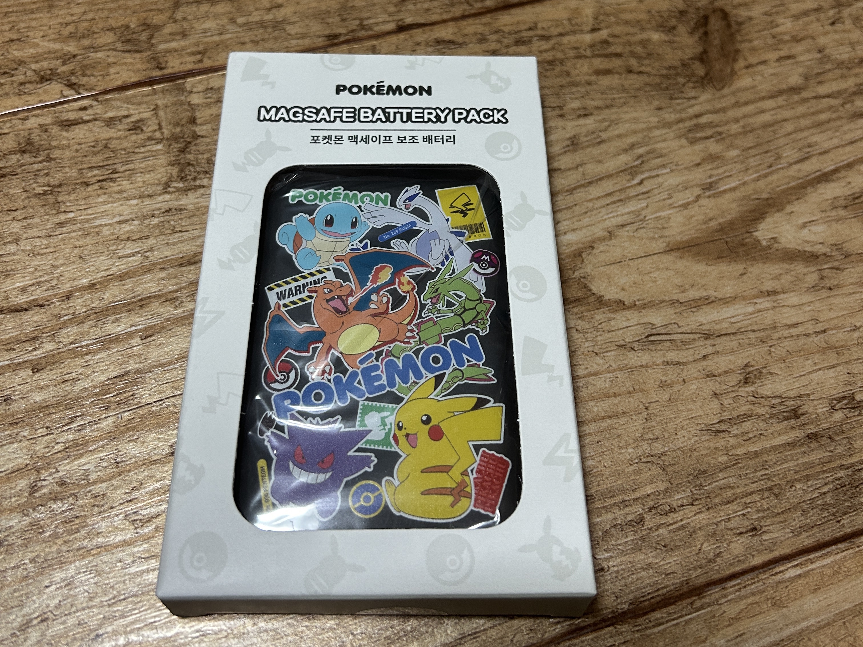 Woojin Store Pokemon Magsafe Battery 5000mAh Black 착용 스타일