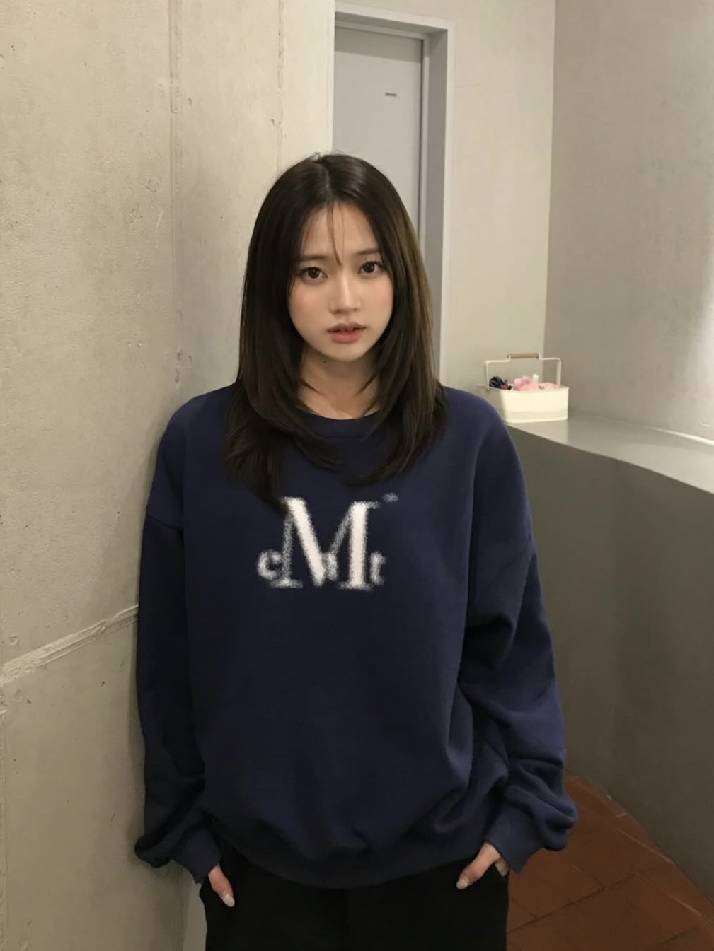MUCENT Spray Logo Signature Mtm Navy 착용 스타일 - 4