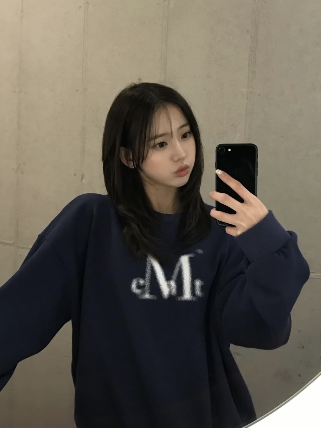 MUCENT Spray Logo Signature Mtm Navy 착용 스타일 - 2