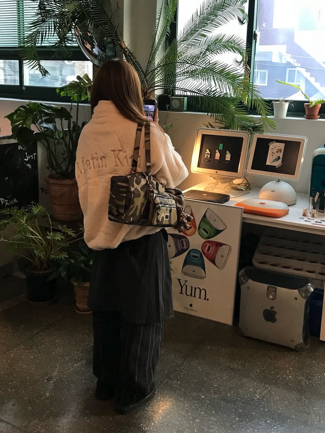 (W) Matin Kim Back Logo Fleece Jumper Ivory, Nff Clip Pouch Bag Camo 착용 스타일 - 1
