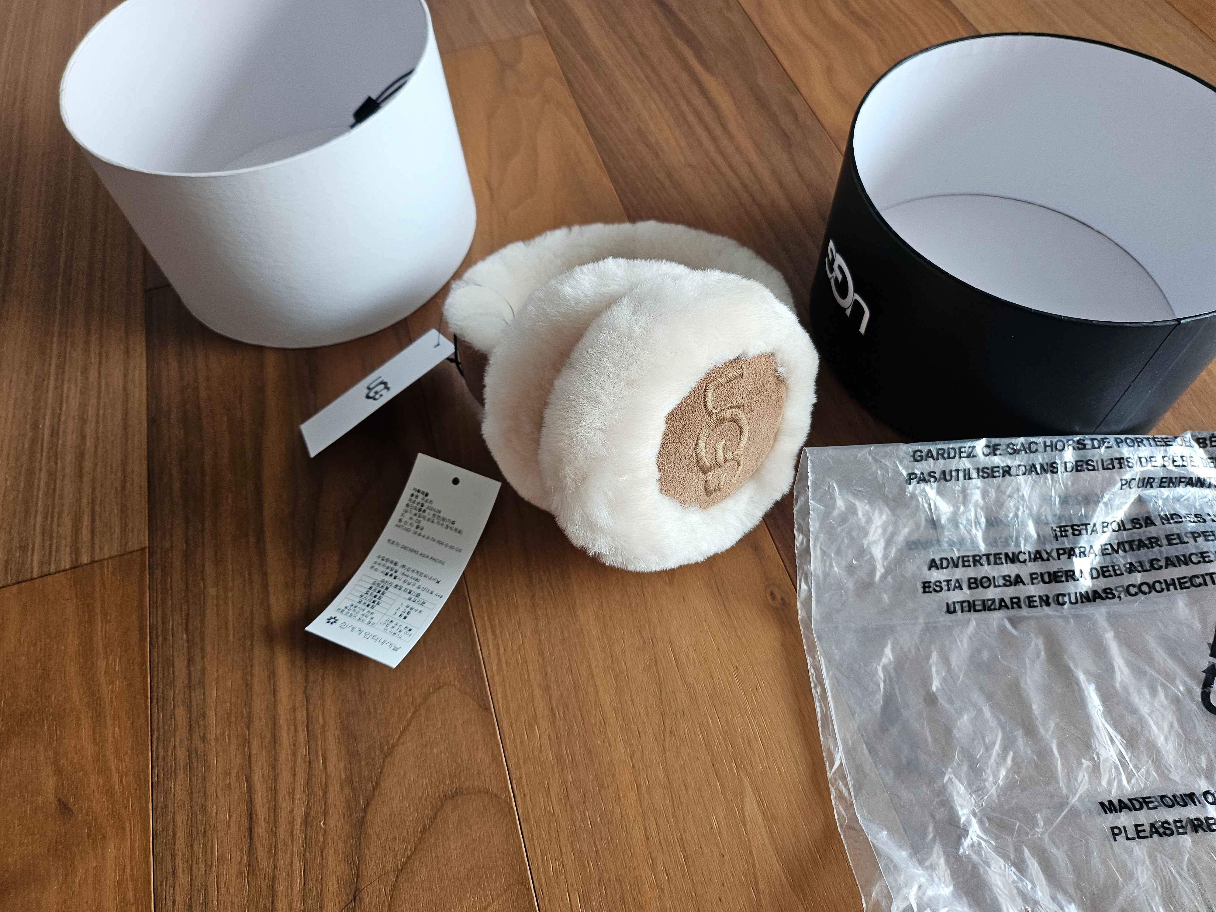 (W) UGG Embroidered Logo Earmuff Chestnut 착용 스타일