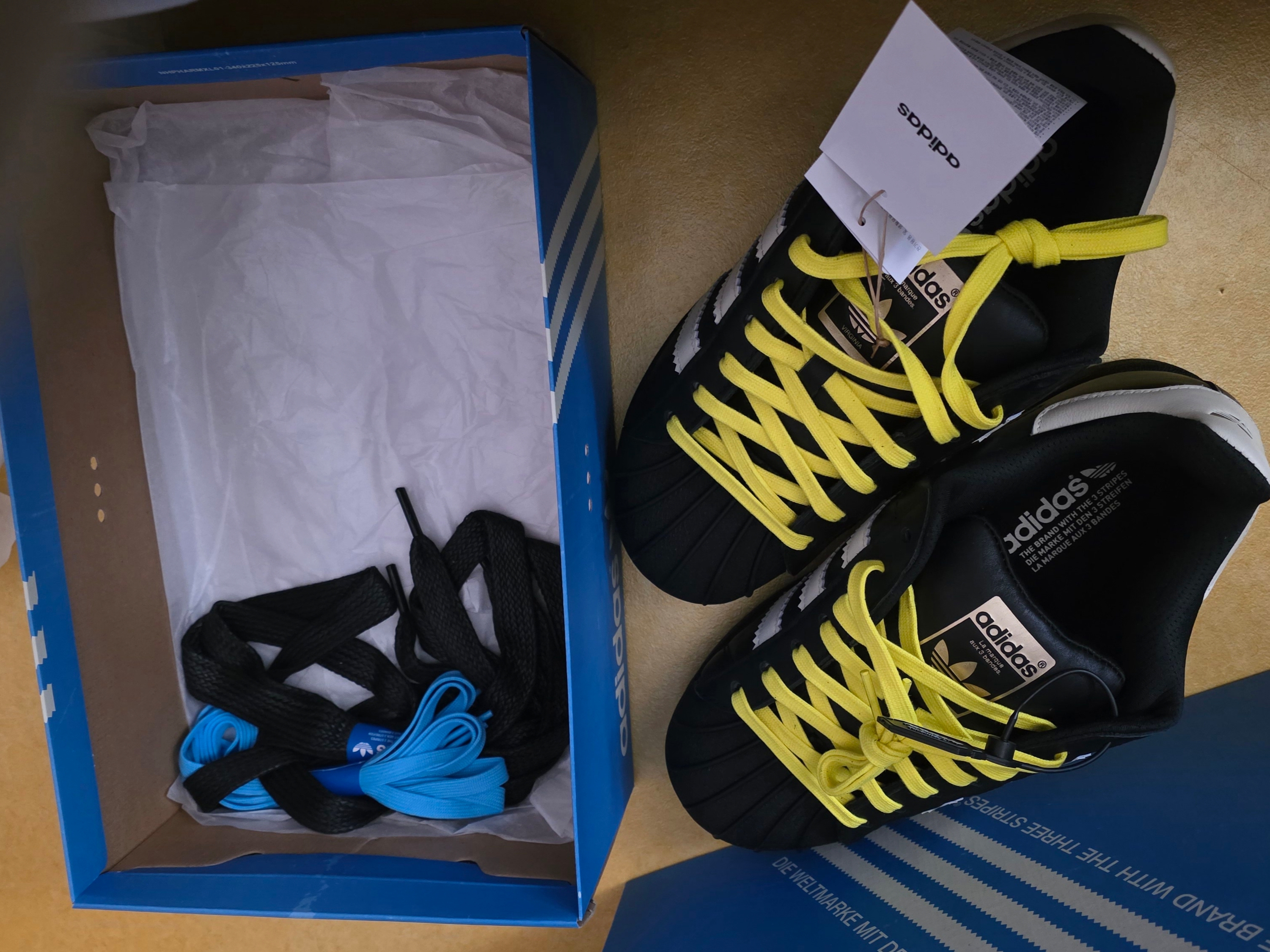 Adidas x Pharrell Williams Virginia Superstar 92 Core Black Sky Rush 착용 스타일