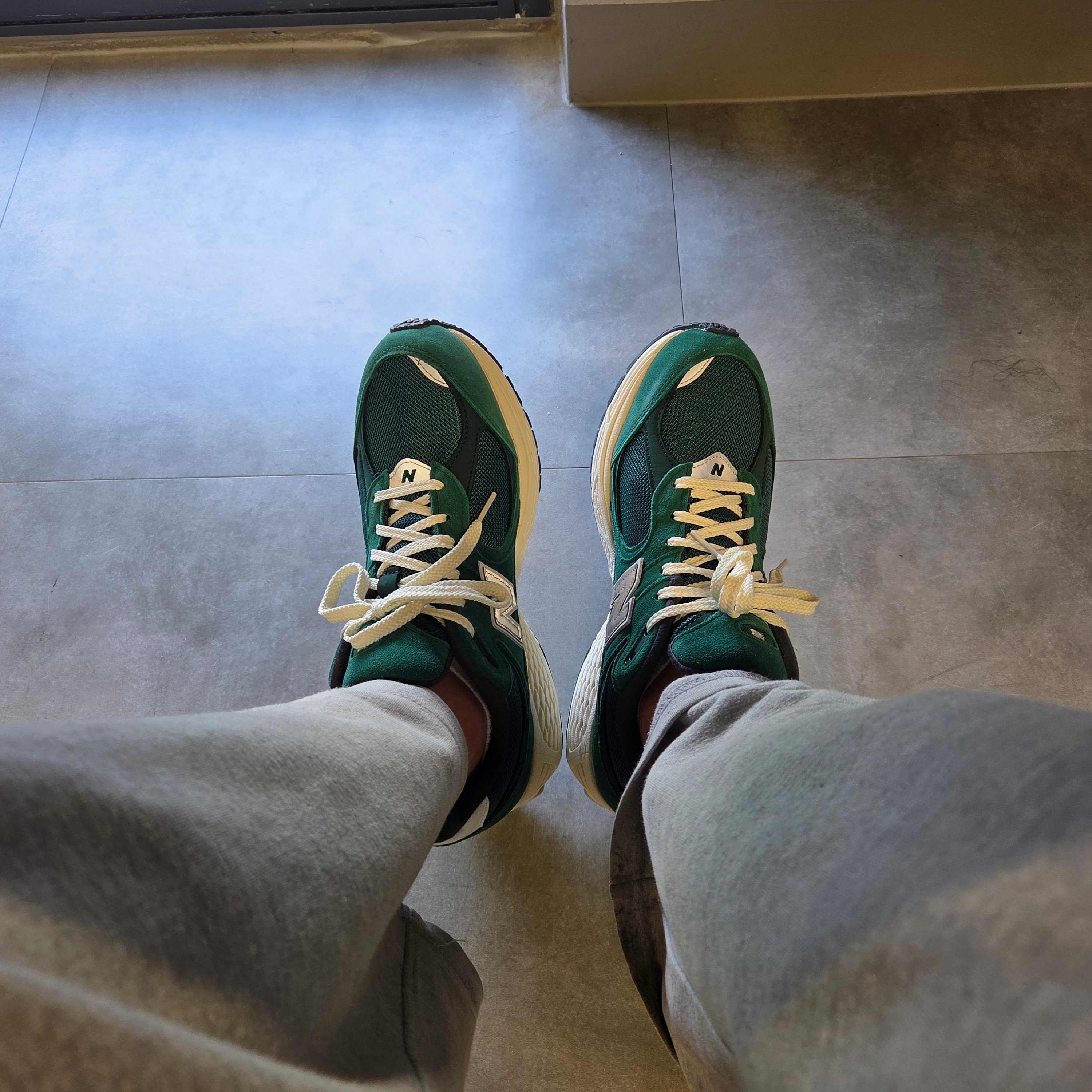 New Balance 2002R Nightwatch Green 착용 스타일