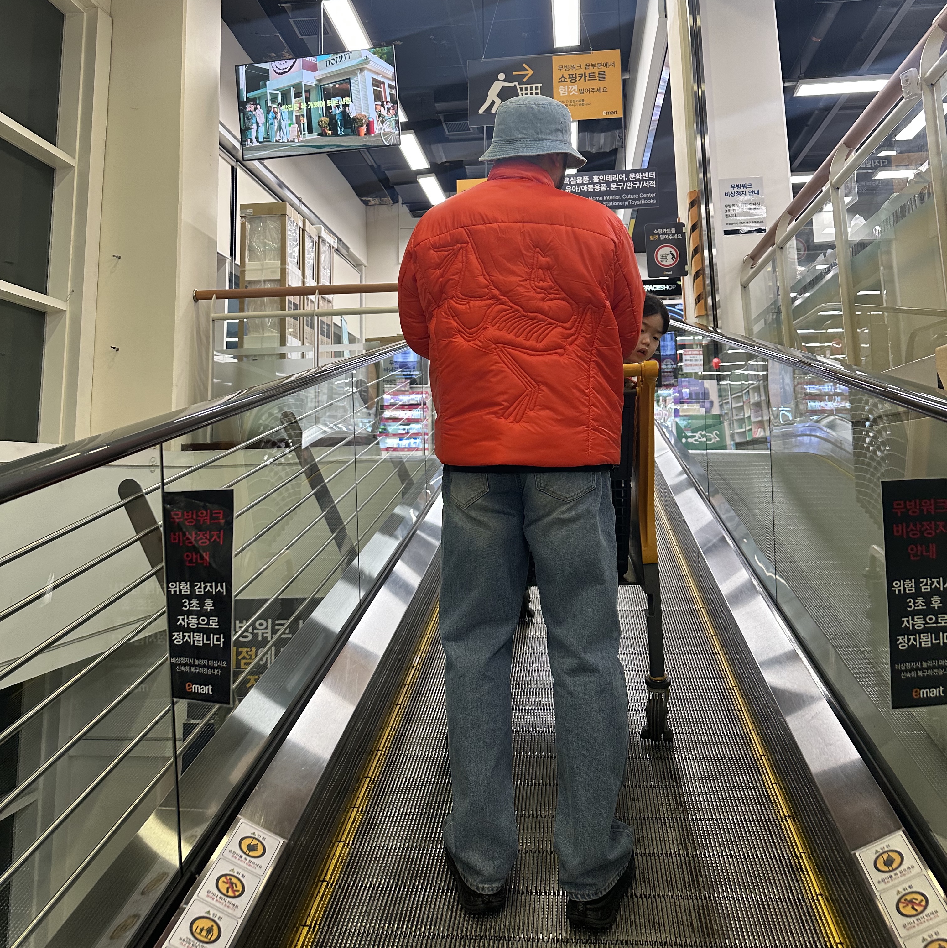 Arc'teryx System A Ogee Insulated Jacket Dynasty, Hoka Ora Primo Black 착용 스타일