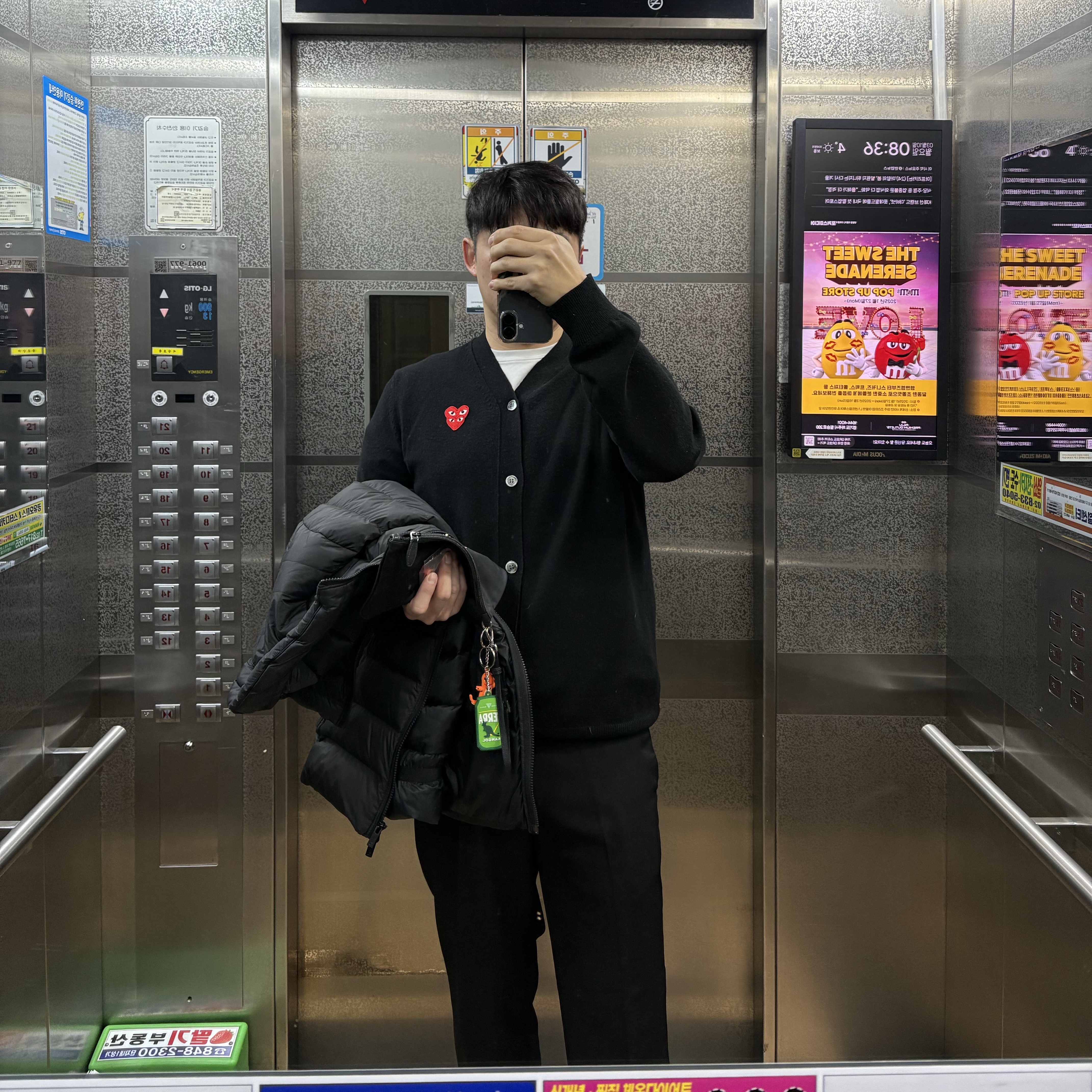 플레이 꼼데가르송 더블 하트 가디건 블랙 착용 스타일