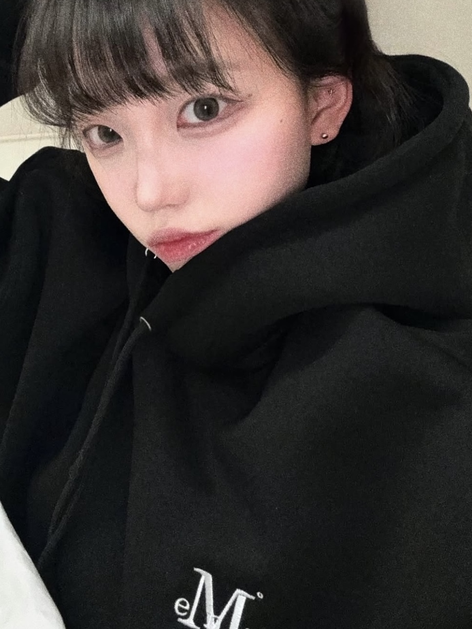 MUCENT Signature Basic Logo Hood T Black 착용 스타일 - 3