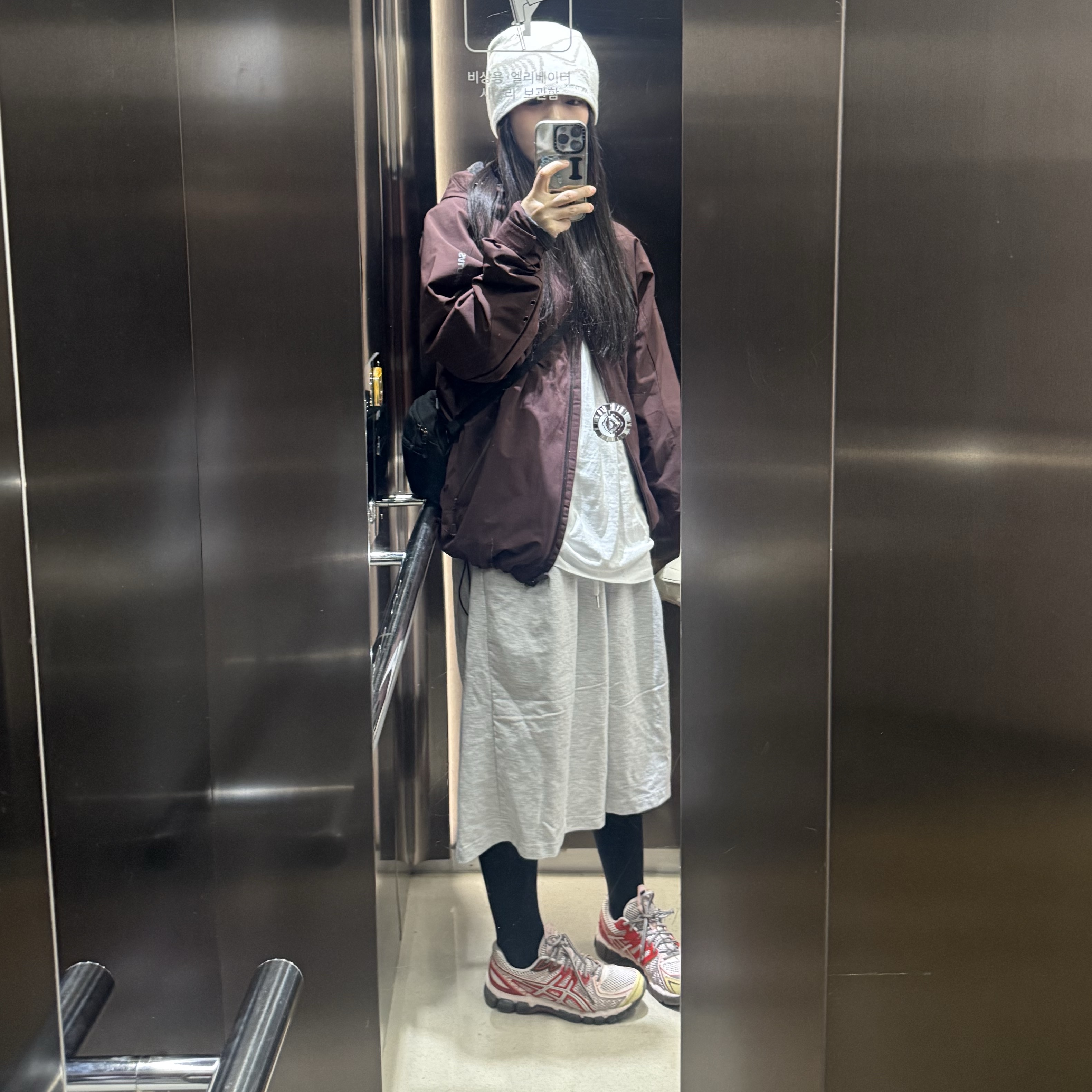 Asics UB9-S Gel-Kayano 20 Crystal Pink Classic Red, Salomon Modisay Jacket Chocolate 착용 스타일