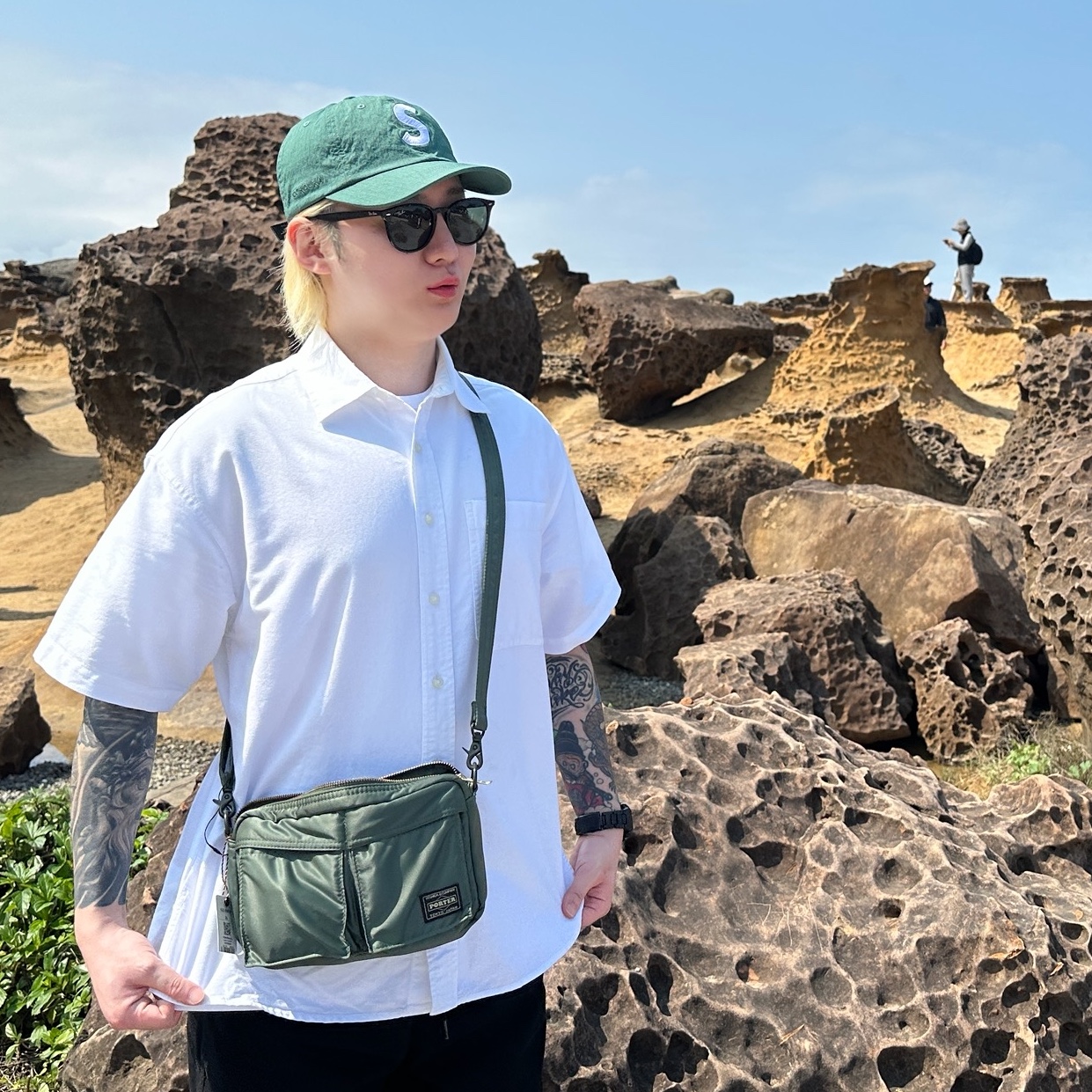 Porter All New Tanker Sling Bag Sage Green, Stussy Brushed Beach Pants Black 착용 스타일 - 2