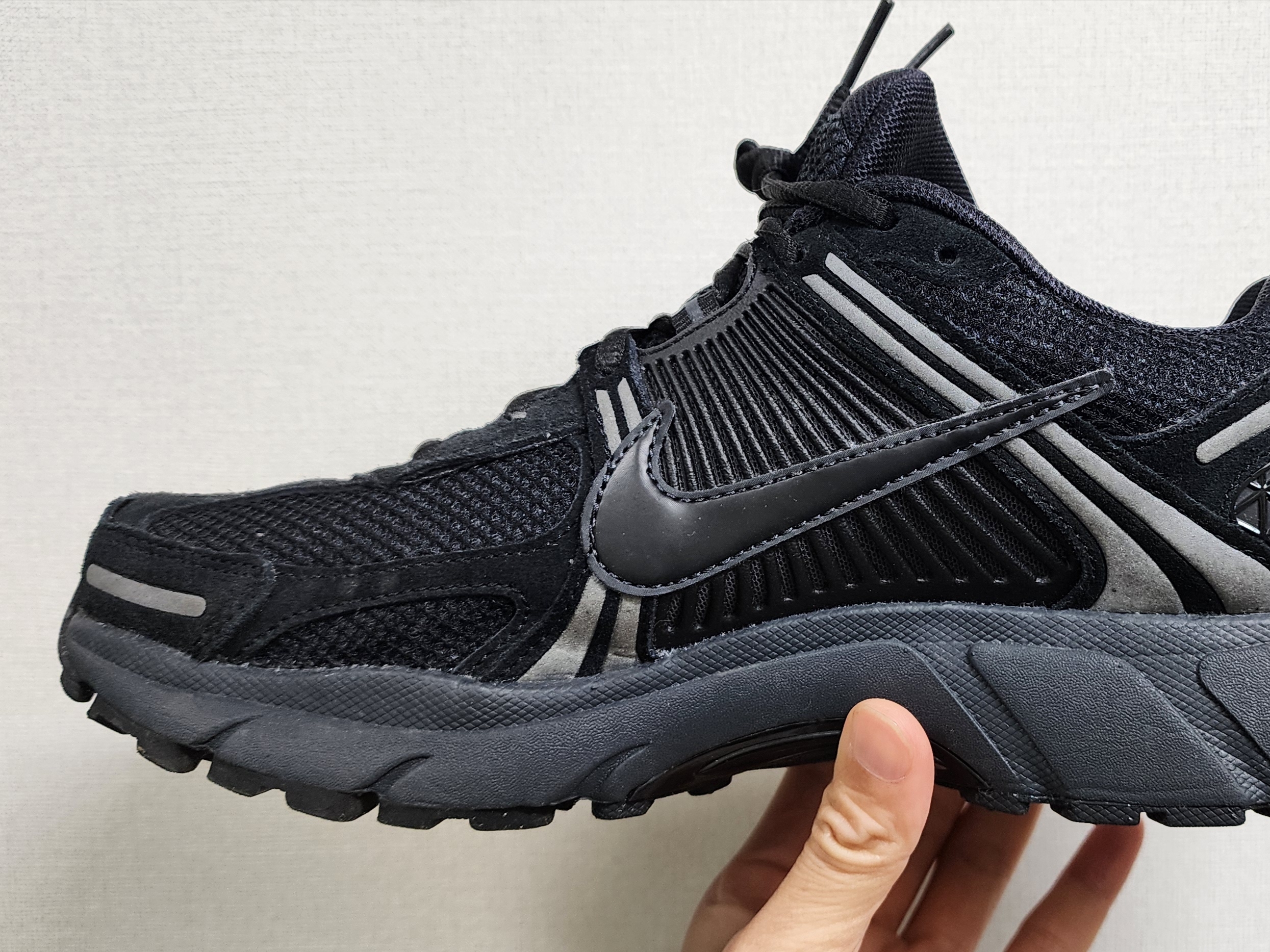 Nike Zoom Vomero 5 Black Anthracite Metallic Dark Grey 착용 스타일