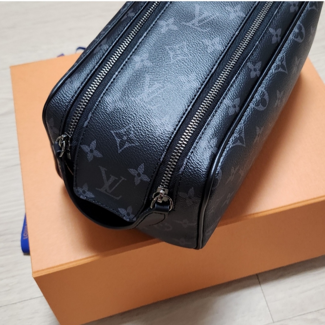 Louis Vuitton Dopp Kit Toilet Pouch Monogram Eclipse 착용 스타일 - 2