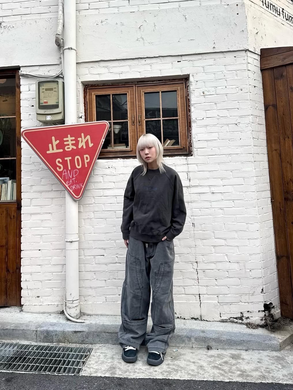BLR Dyed Multi Cargo Carpenter Pants Light Grey, ERL Vamp Skate Shoe Pirate Black 착용 스타일 - 2