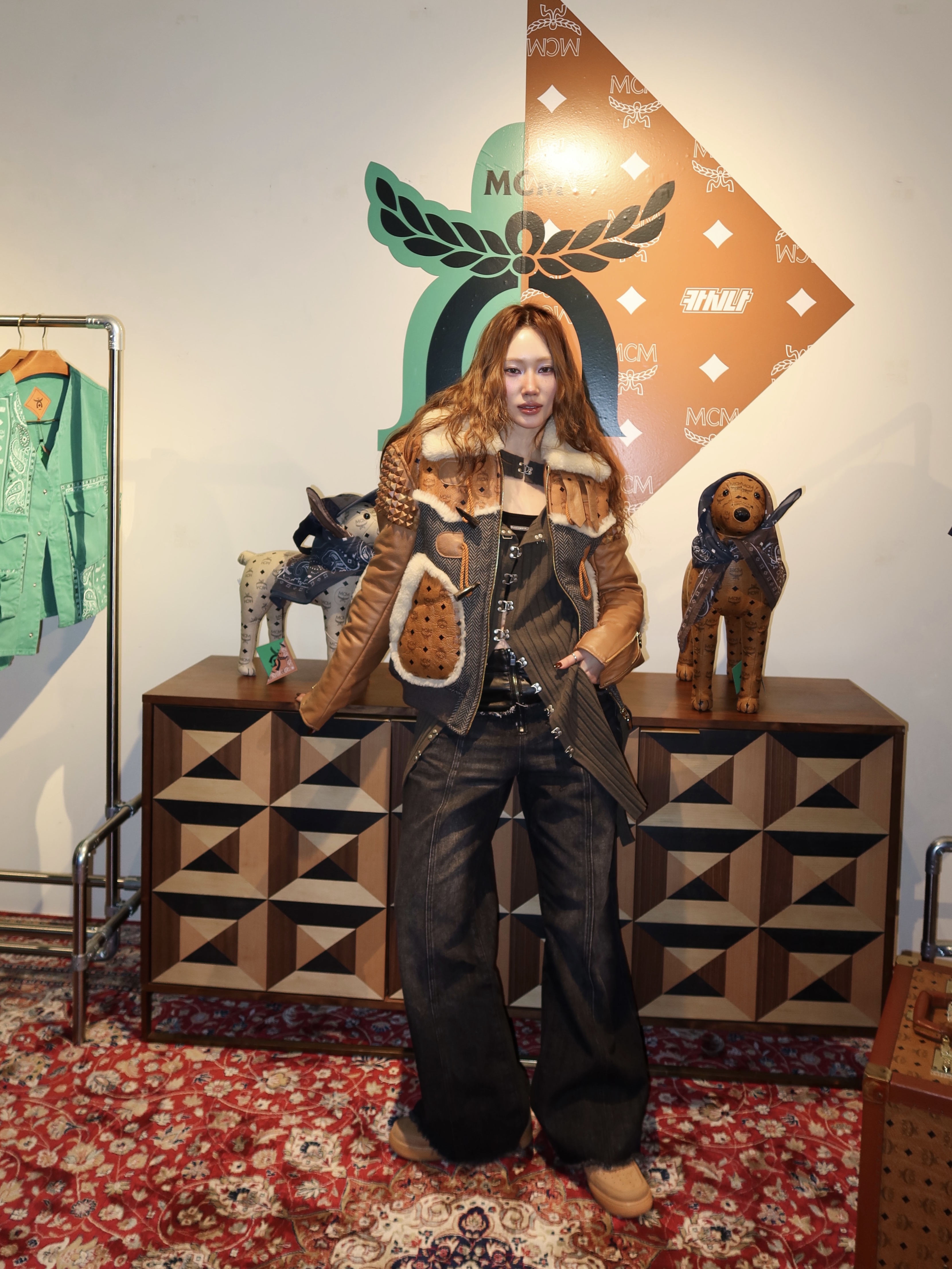 Nike Air Force 1 '07 WB Flax, BAPE x MCM Ottomar Visetos Weekender Bag Medium Cognac 착용 스타일 - 2