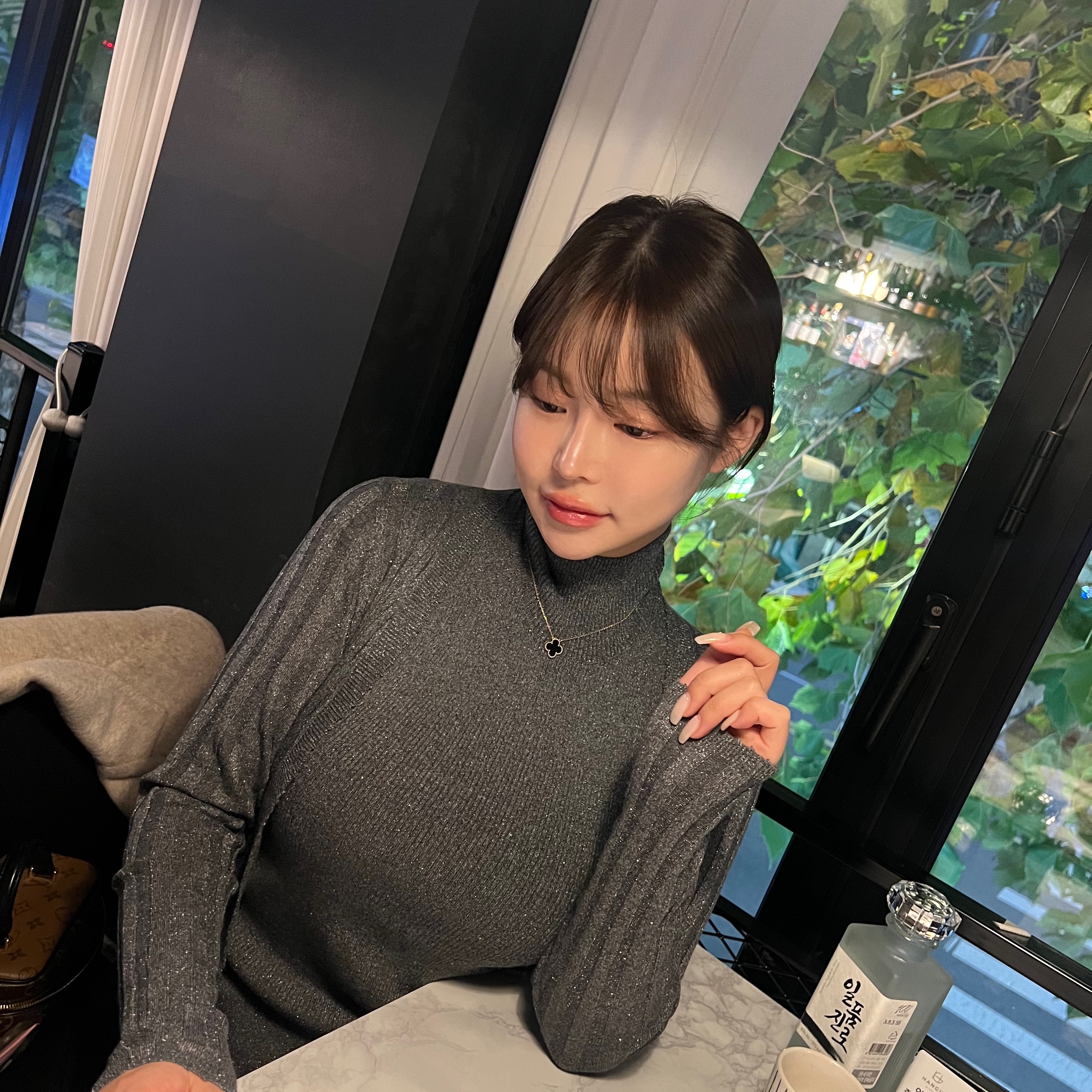 (W) 반 클리프 & 아펠 빈티지 알함브라 펜던트 옐로우 골드 오닉스 착용 스타일 - 3