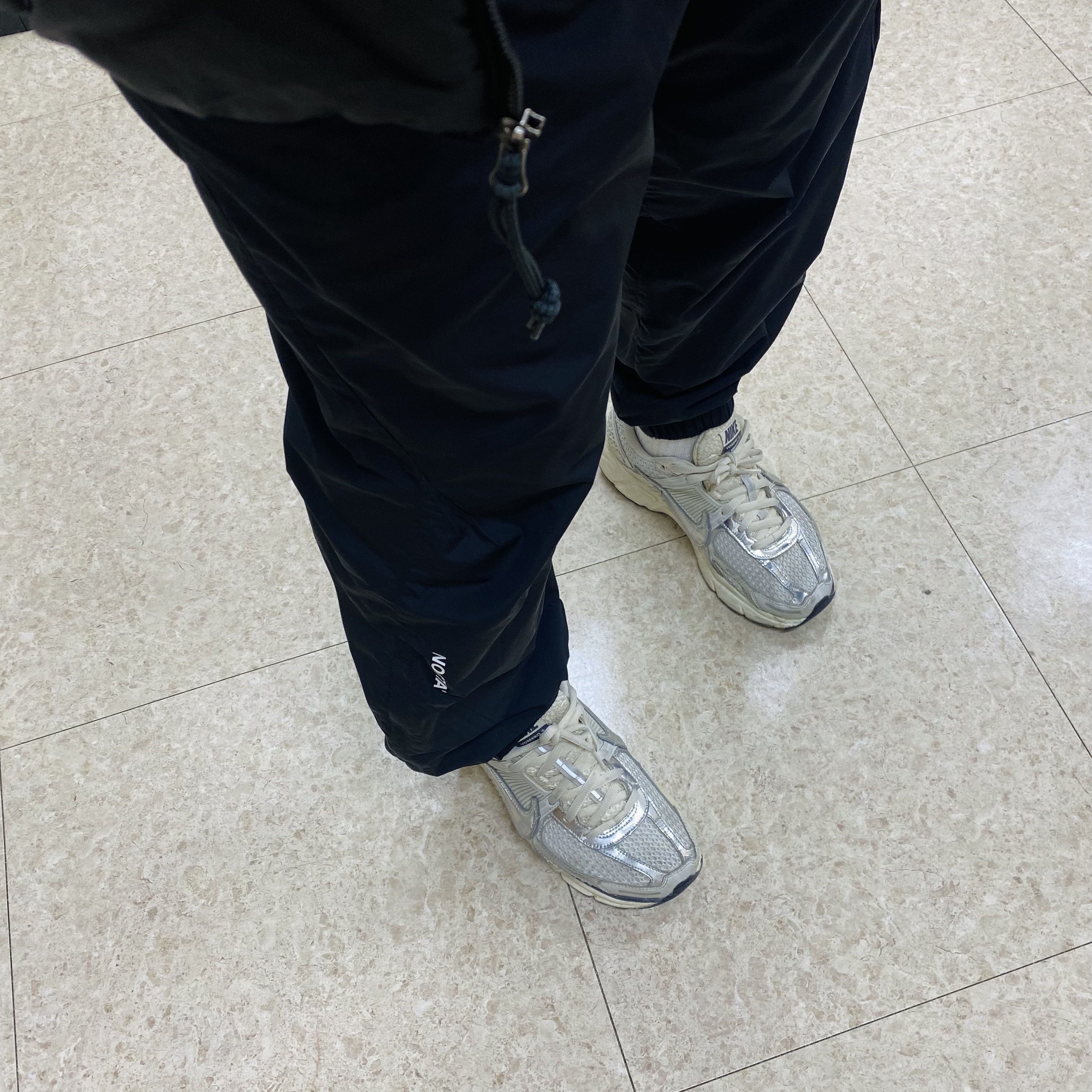 Nike Zoom Vomero 5 Photon Dust Gridiron 착용 스타일