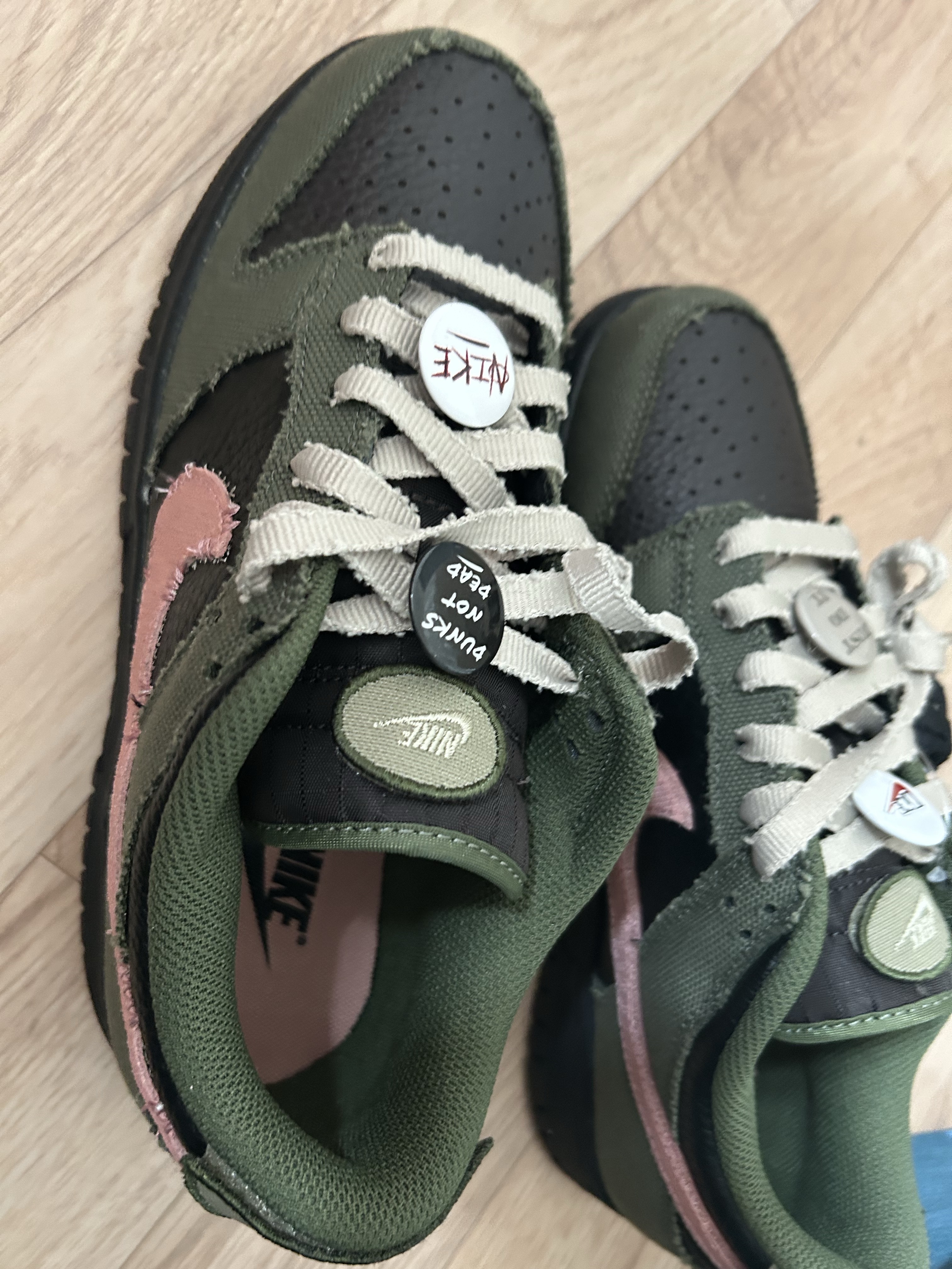 Nike Dunk Low Retro LTD Army Olive Black 착용 스타일
