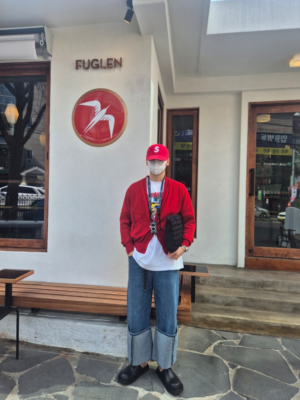 Supreme Bedroom T-Shirt White - 25SS, Supreme Corduroy S Logo 6-Panel Bright Red - 24FW 착용 스타일 - 3