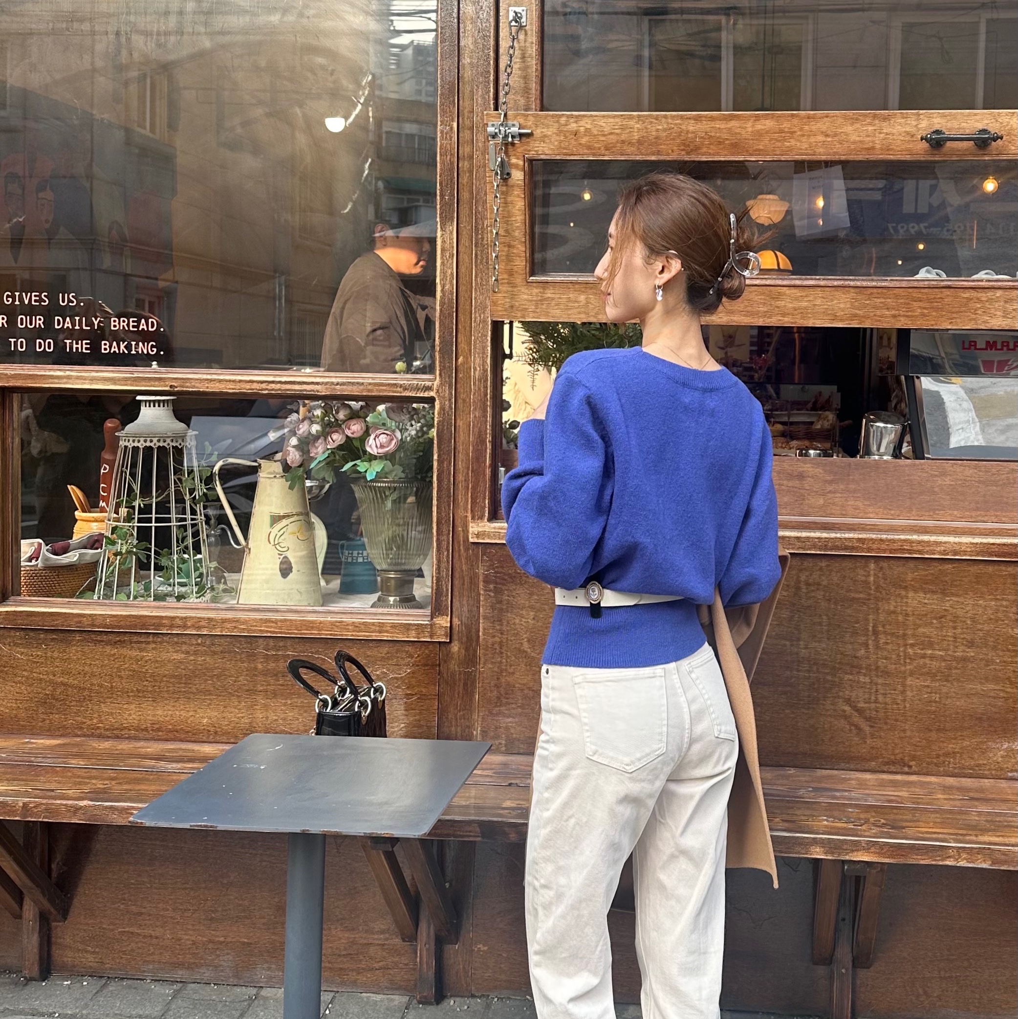 Dior Small Lady Bag Patent Cannage Calfskin Black Pale Gold 착용 스타일 - 5