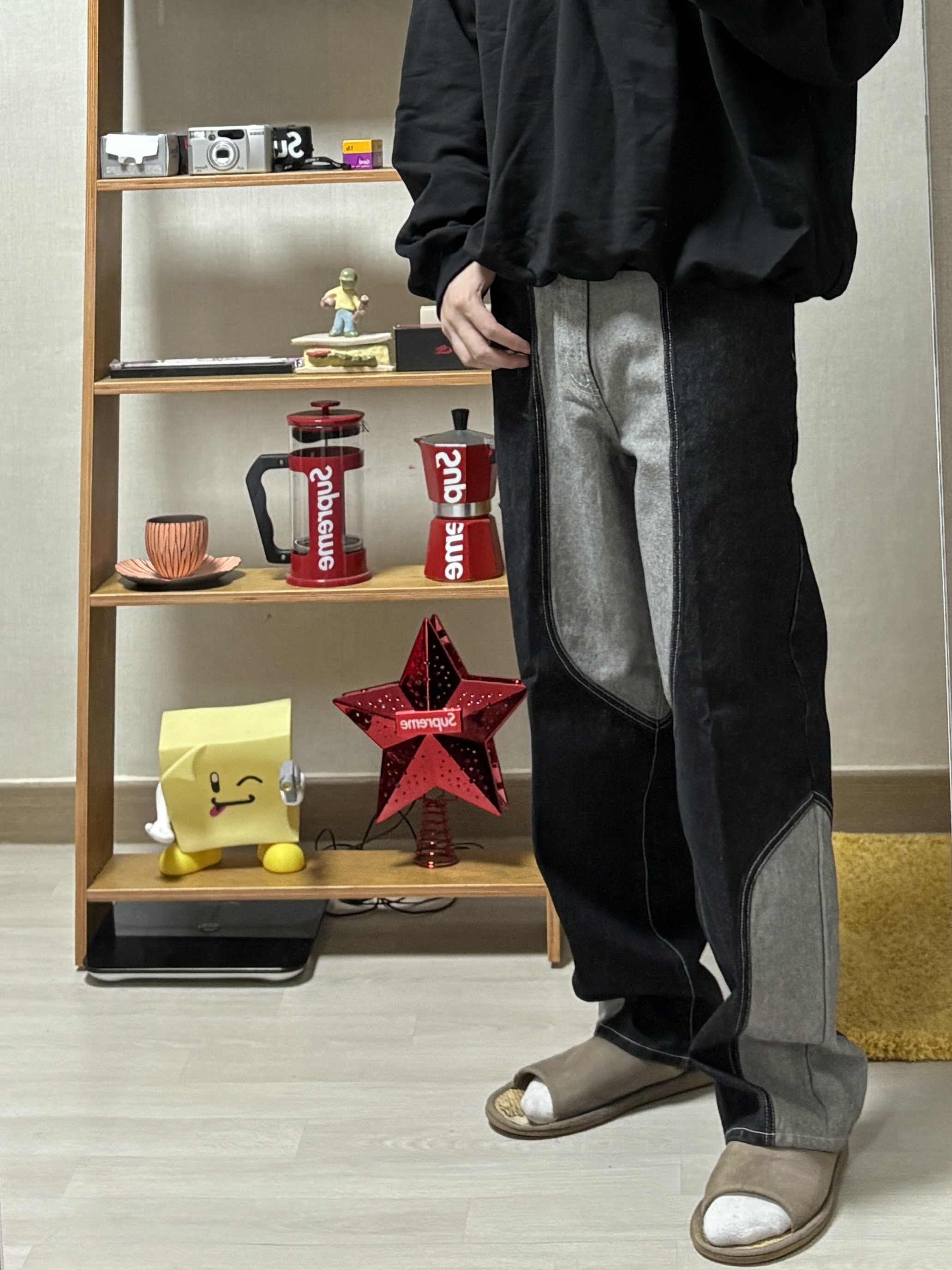 Supreme 2-Tone Paneled Baggy Jean Black - 24FW, Yeezy x Gosha Rubchinskiy YZY Black Dogs Hoodie Black 착용 스타일 - 2