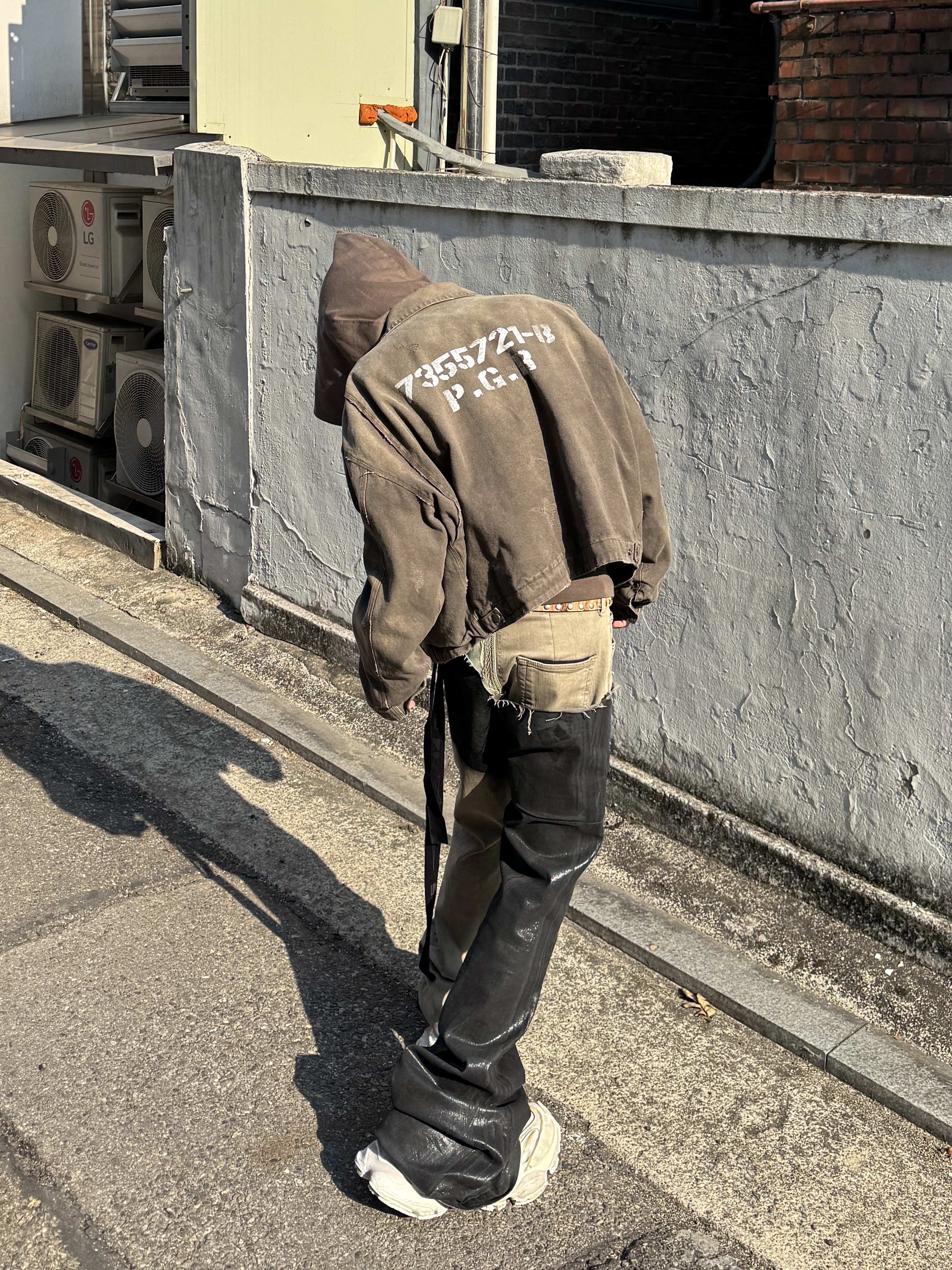 Project G/R Distressed Canvas Work Jacket Brown, Balenciaga Cargo Sneakers Beige 착용 스타일 - 2