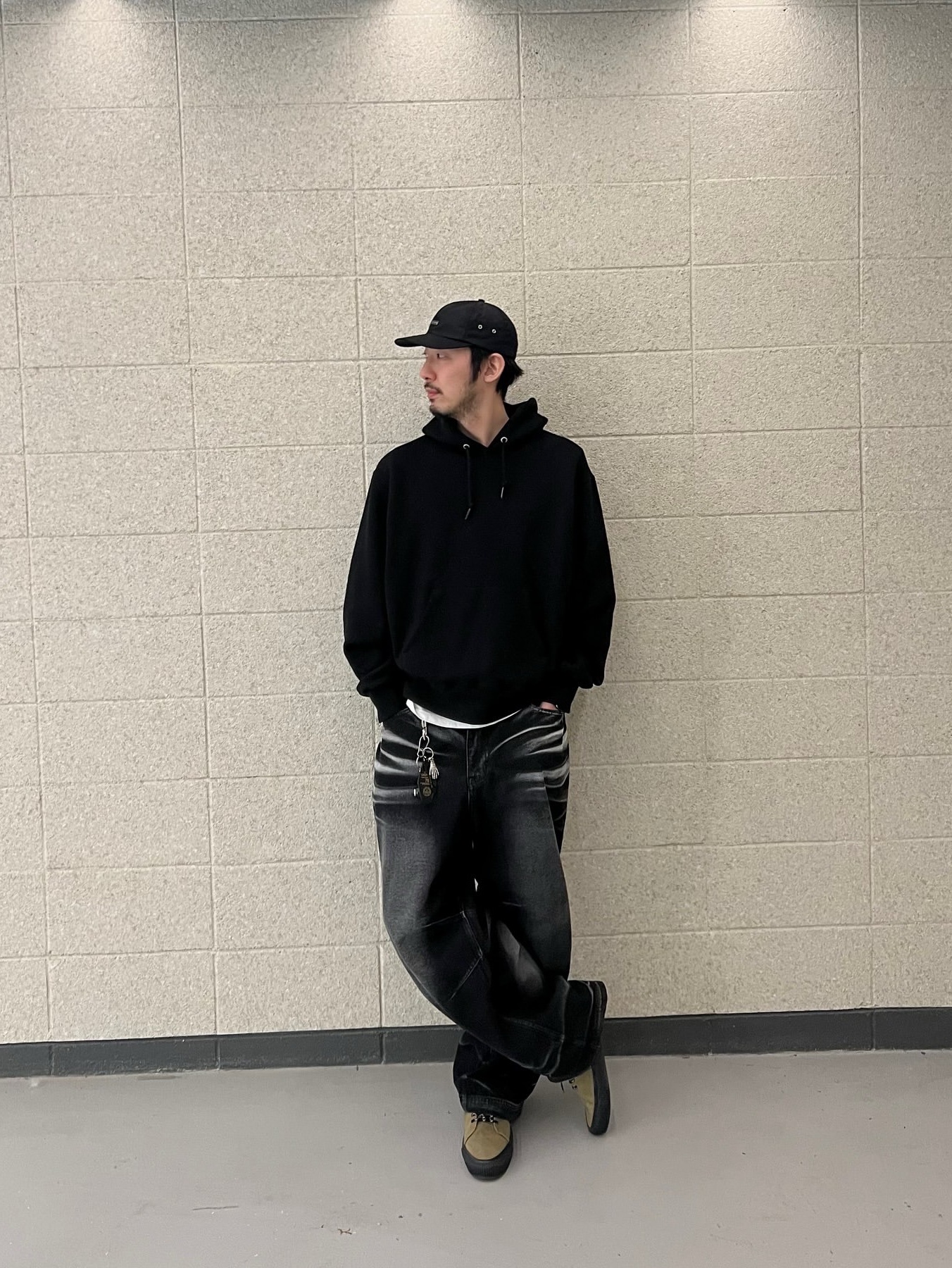 BLR Embossed Wave Washing Wide Denim Pants Black 착용 스타일 - 2