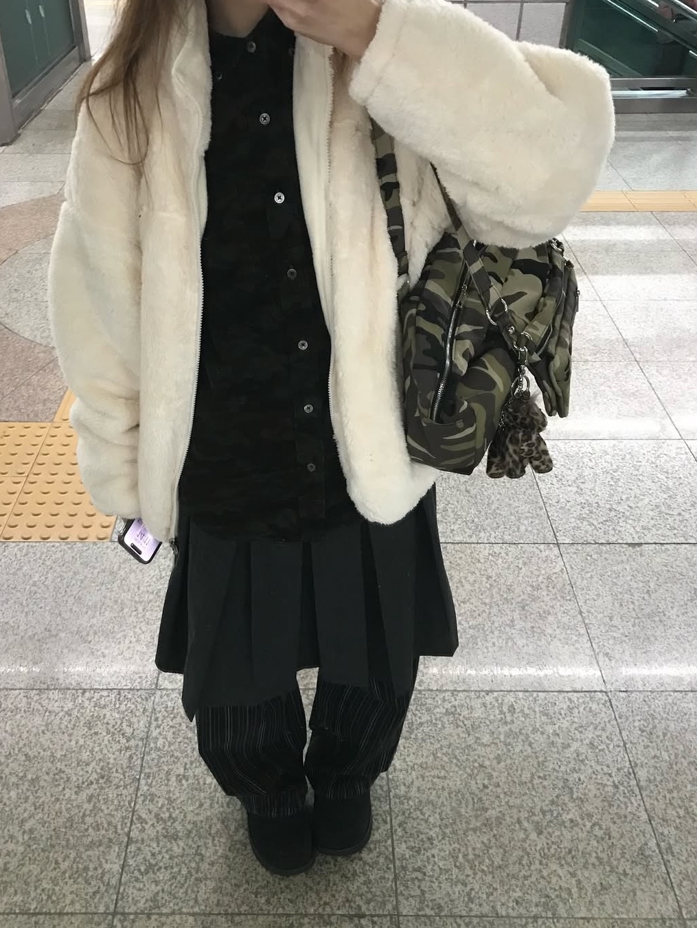 (W) Matin Kim Back Logo Fleece Jumper Ivory, Nff Clip Pouch Bag Camo 착용 스타일 - 2