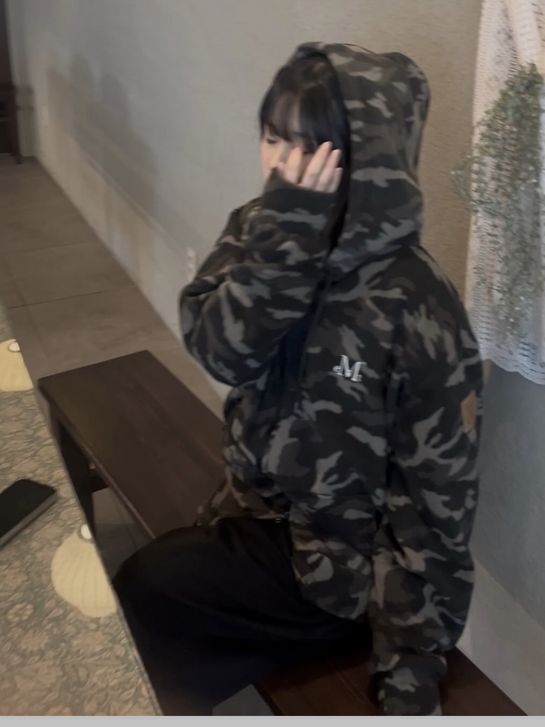 MUCENT Jinu Camo Fleece Two-Way Hood Zip-Up Khaki 착용 스타일 - 2